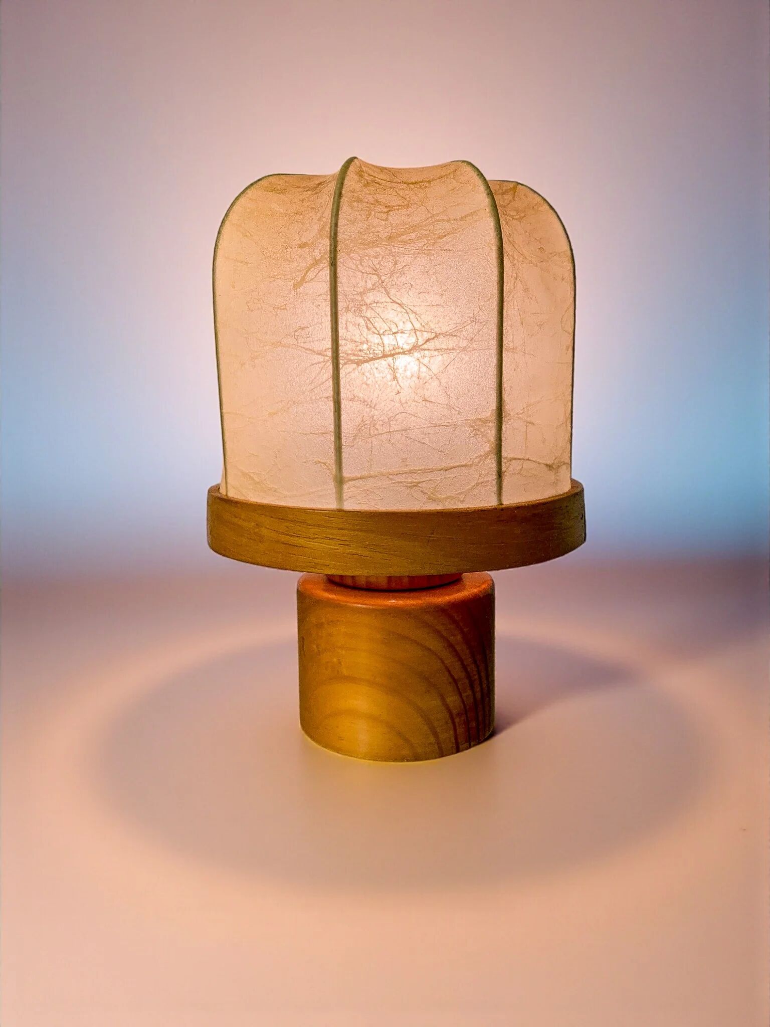 Italian "Cocoon" table lamp, resin and pine wood, 1970s