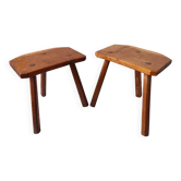 Paire de tabourets tripodes brutalistes en bois massif