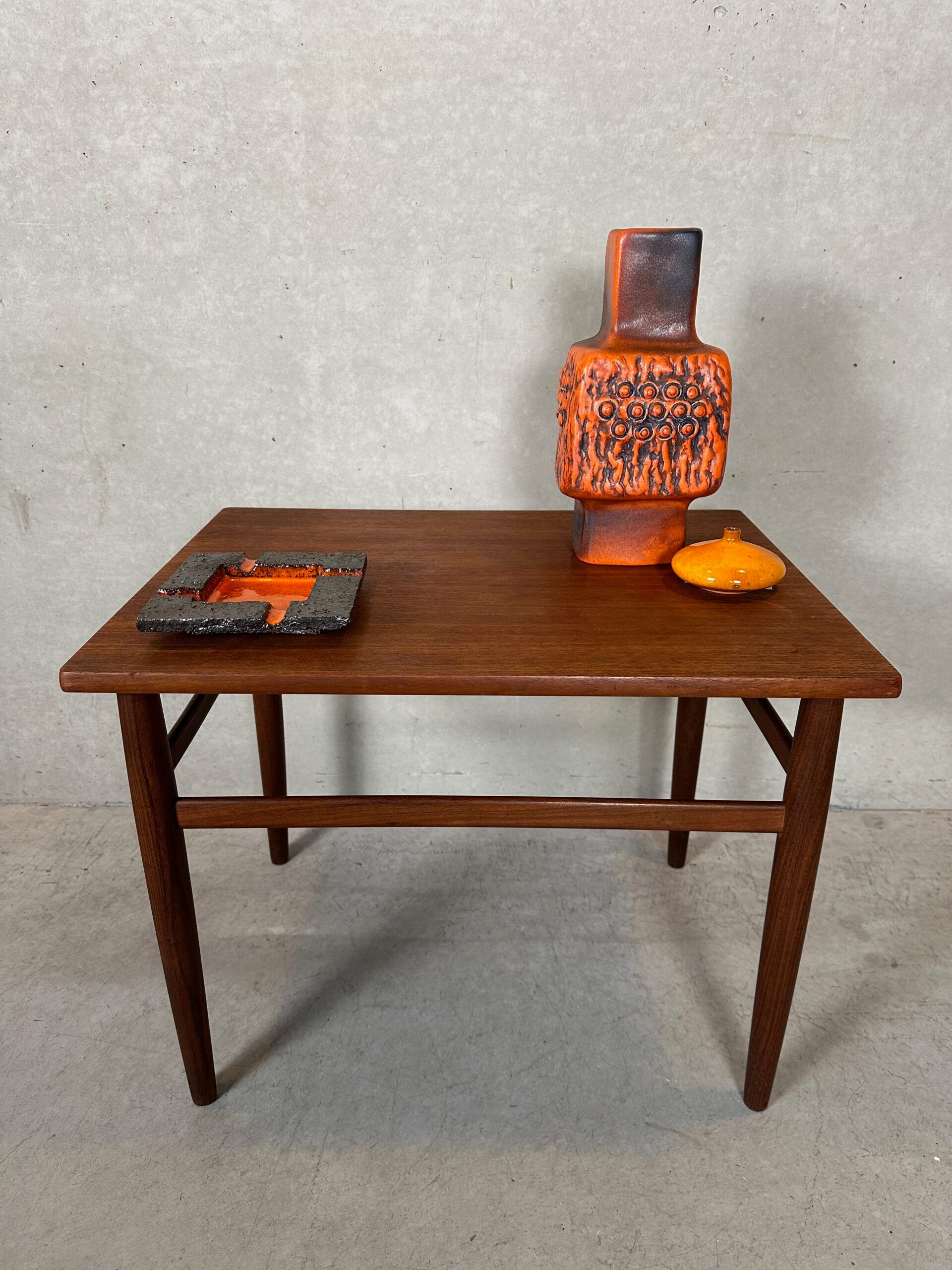Table d'appoint vintage – Teck – O.M.F.