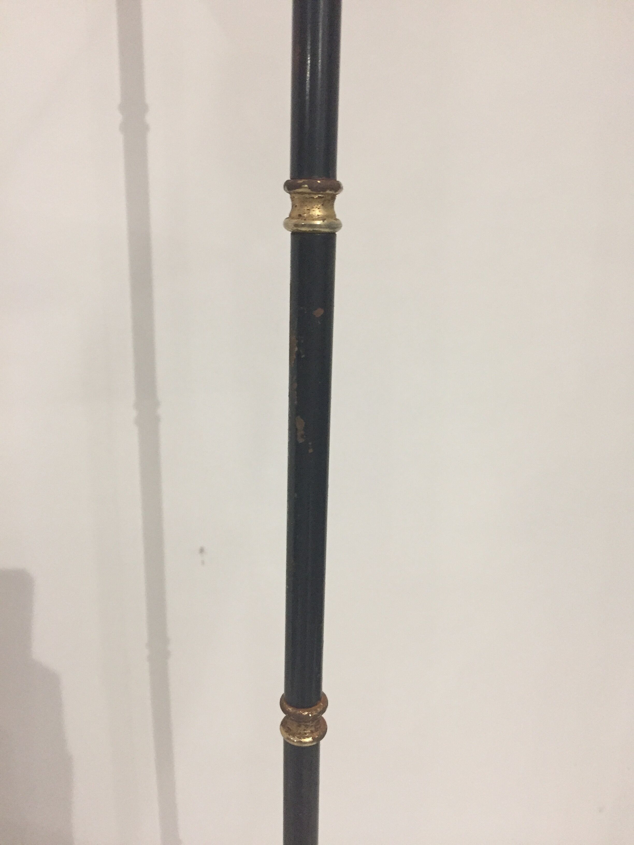 Classic tripod lamppost