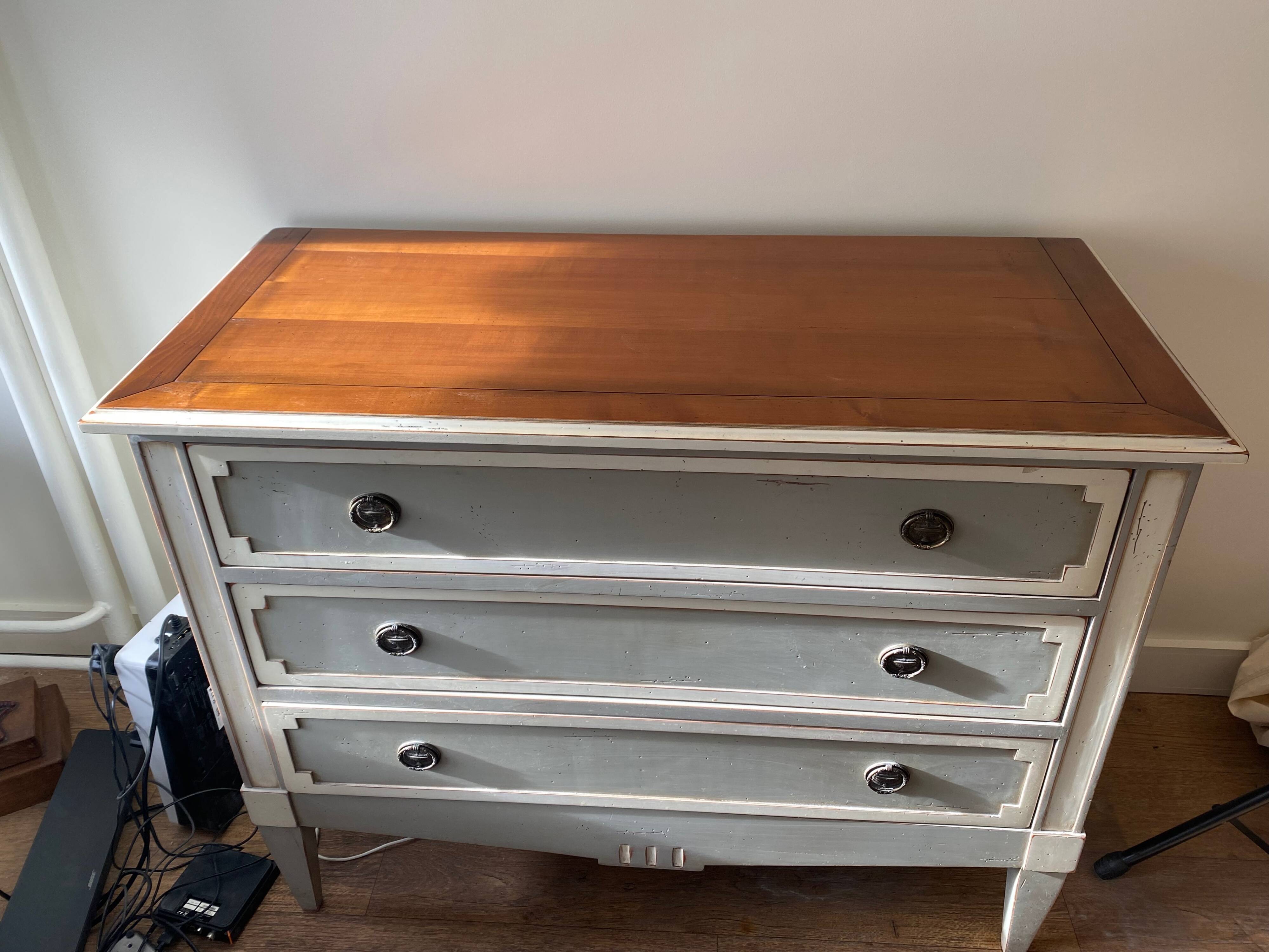 Louis XVI commode style