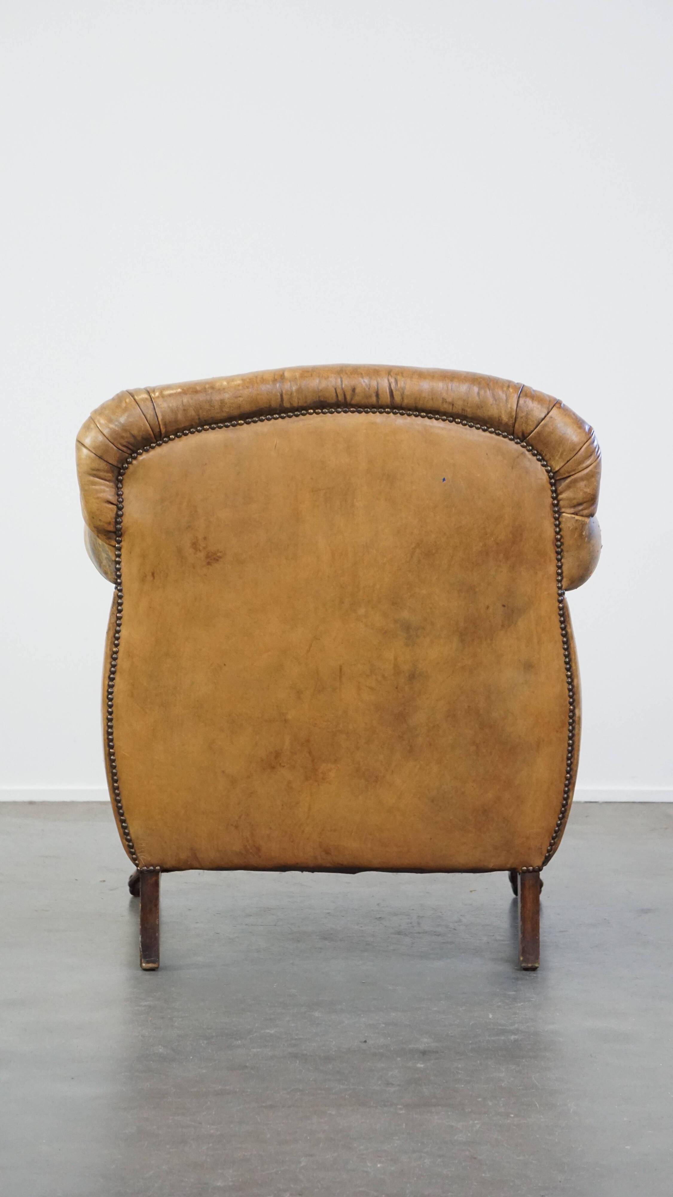 Fauteuil ancien en cuir de mouton