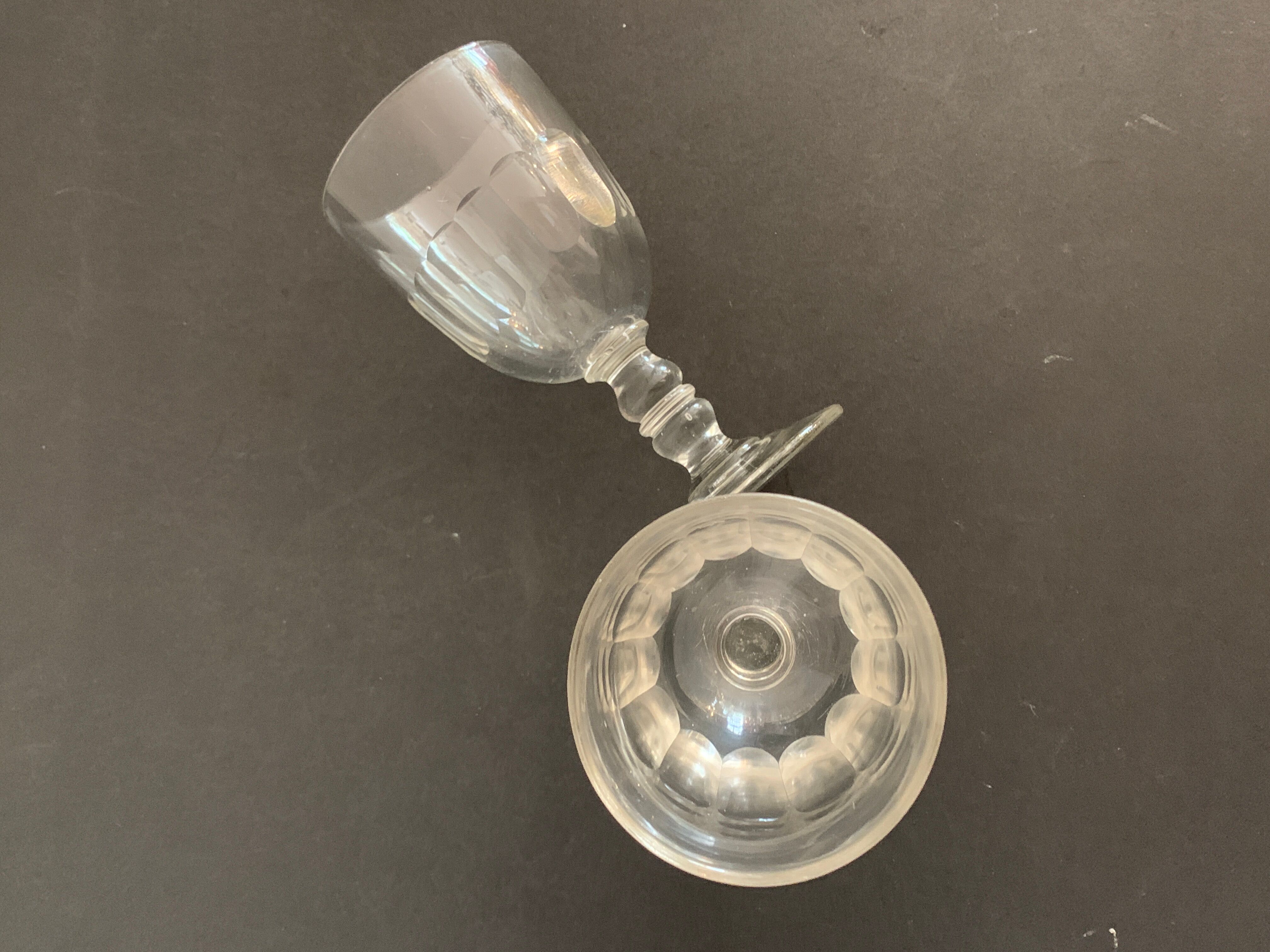 4 verres anciens à pied avec pans coupés