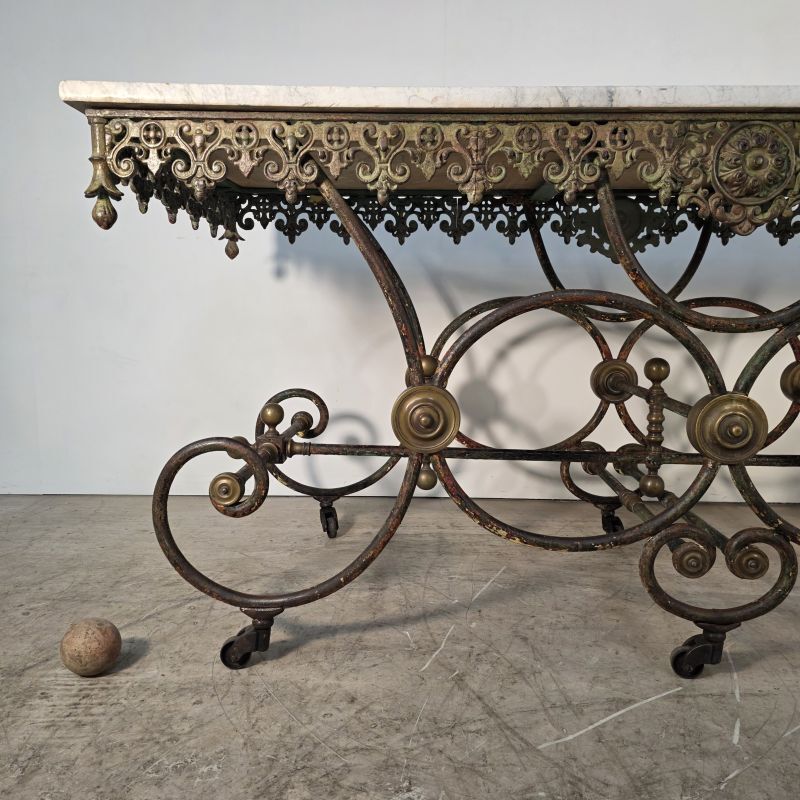 Exceptional large presentation table in cast iron from the late 19th century.
