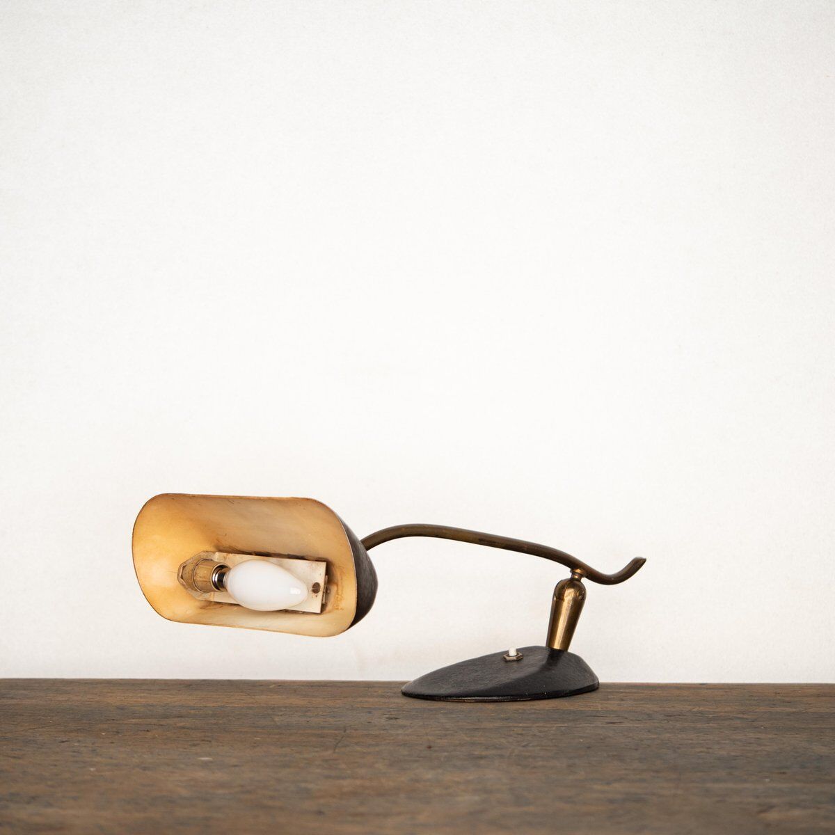 Lampada da tavolo vintage in metallo verniciato, anni '50