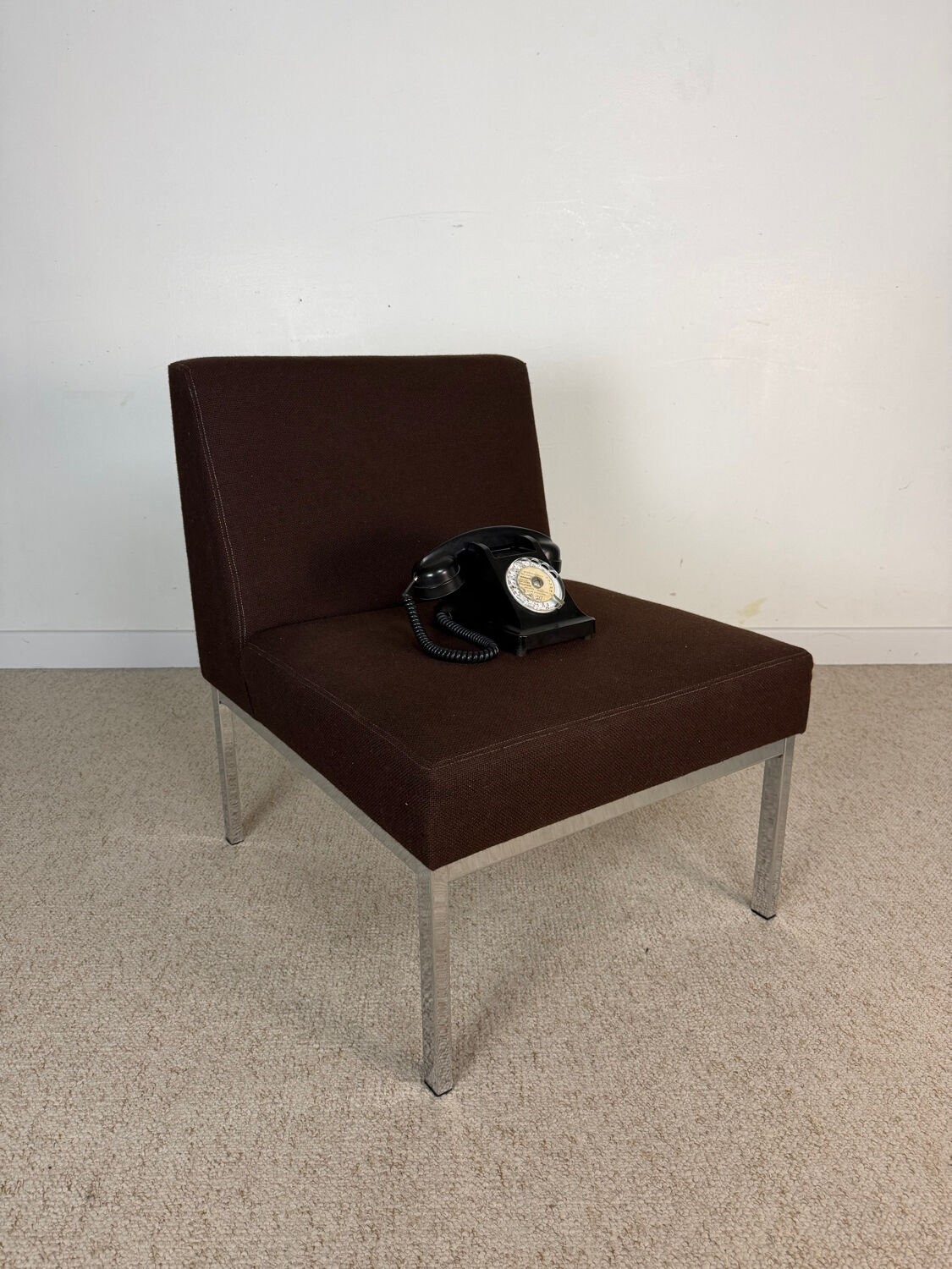 3 chauffeuses vintage – tissu brun & piètement chromé