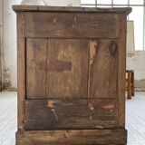 Central island trading counter in walnut