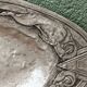 Plat en étain repoussé, art déco
