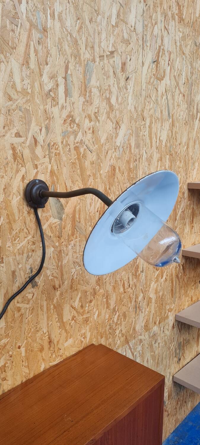 Exterior wall light in enamelled sheet metal