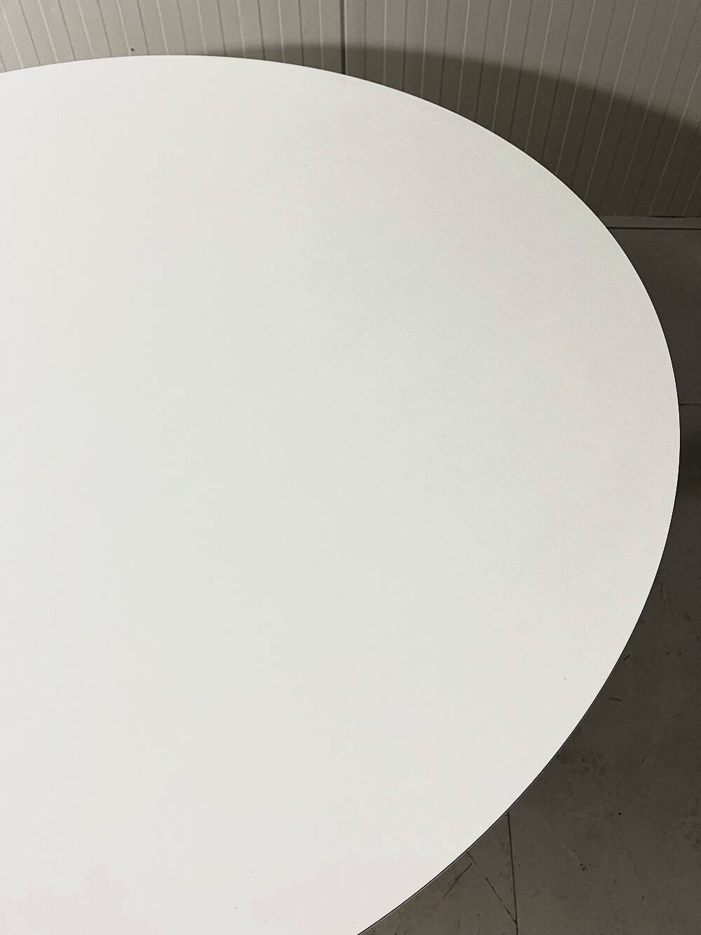 Knoll International Tulip dining table by Eero Saarinen