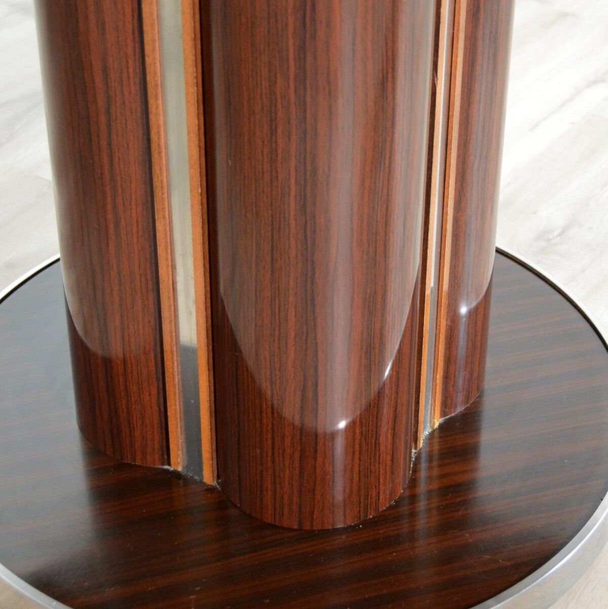 Round dining table with 1970s Italian design extension