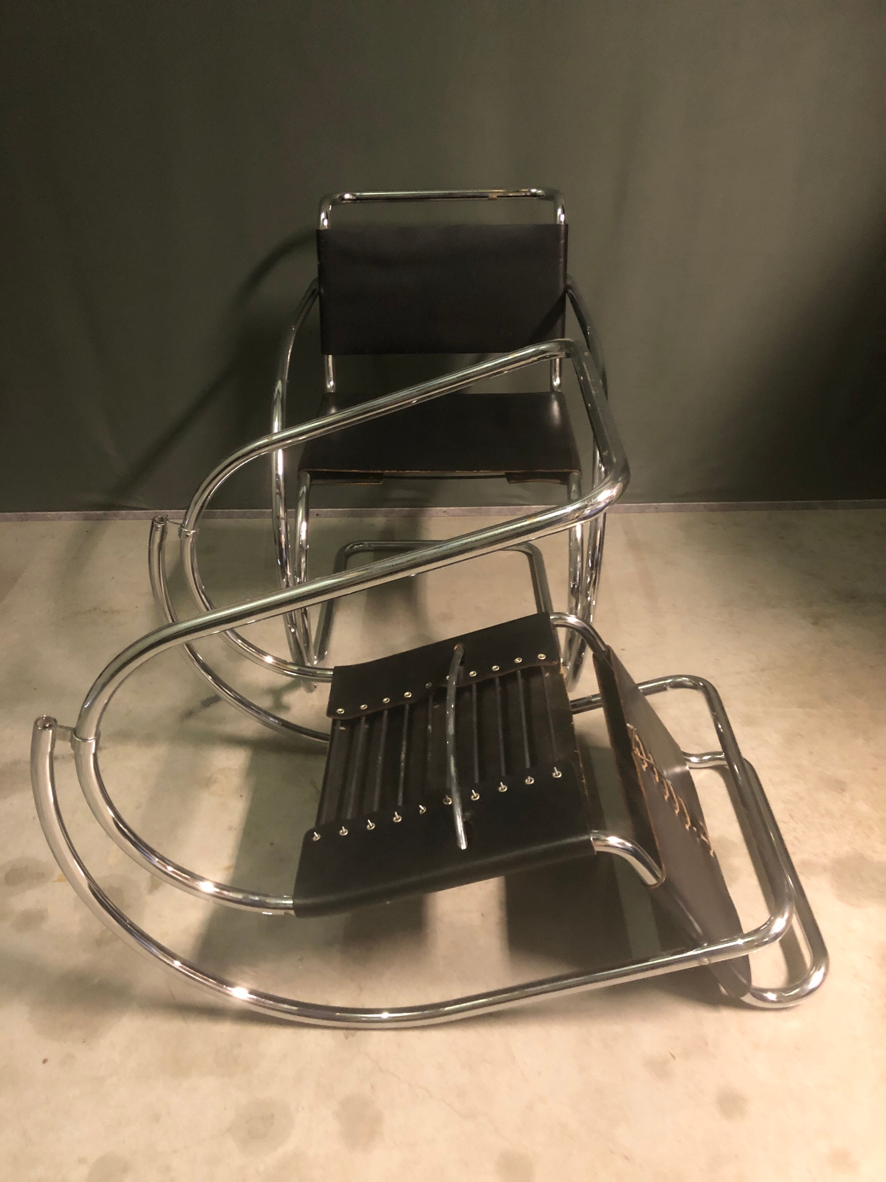2 chairs by Mies Van Der Rohe MR20