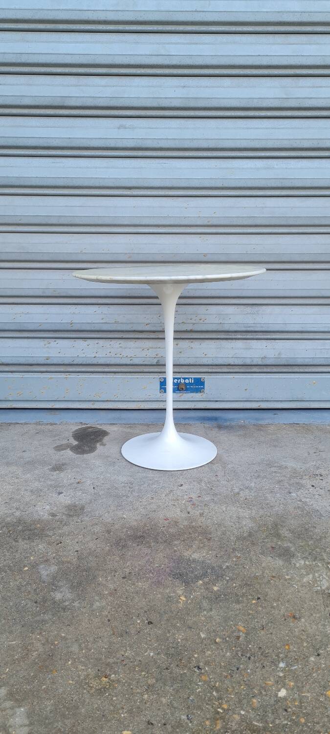 Pedestal table by Eero Saarinen Knoll edition