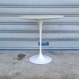 Pedestal table by Eero Saarinen Knoll edition