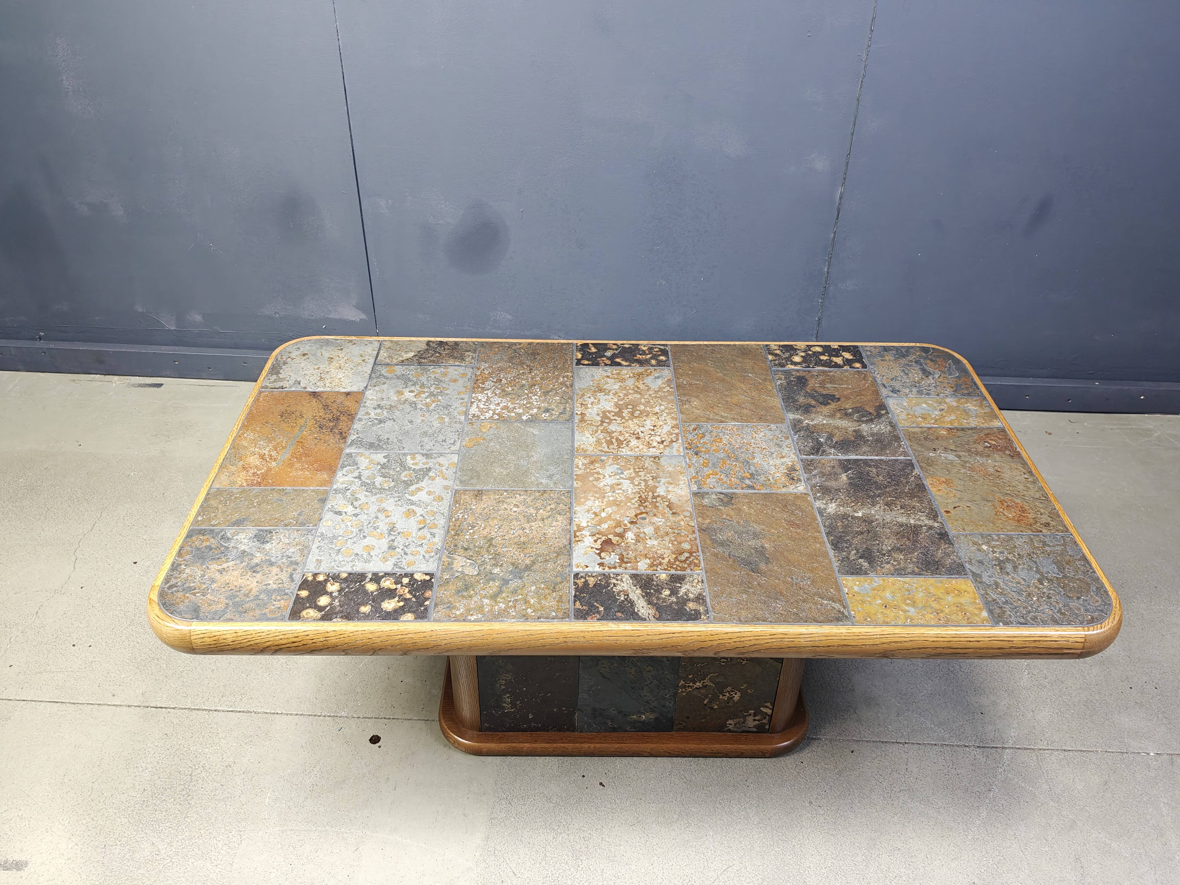 Table basse brutaliste en chêne et pierre, années 1970