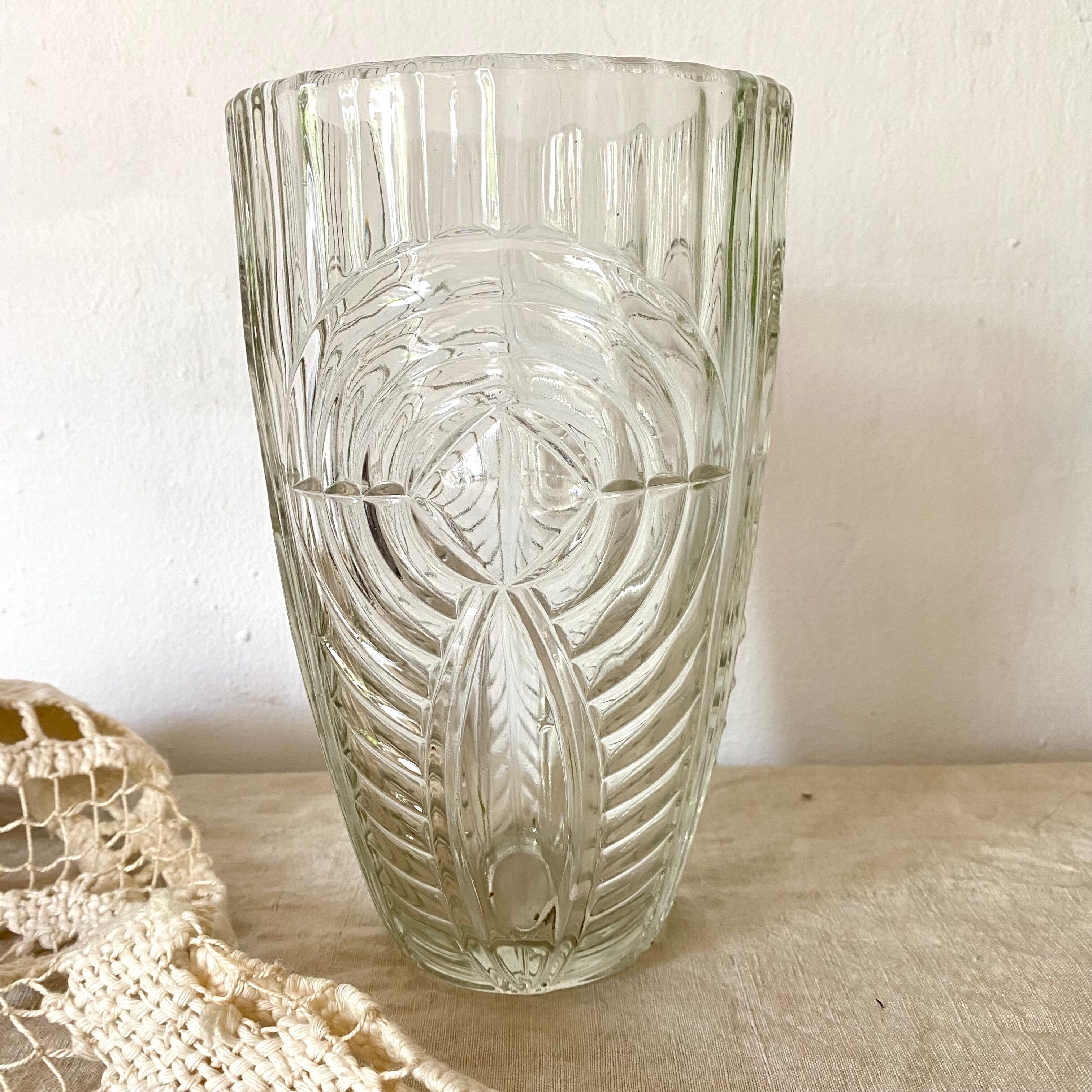 Vase art déco en verre moulé
