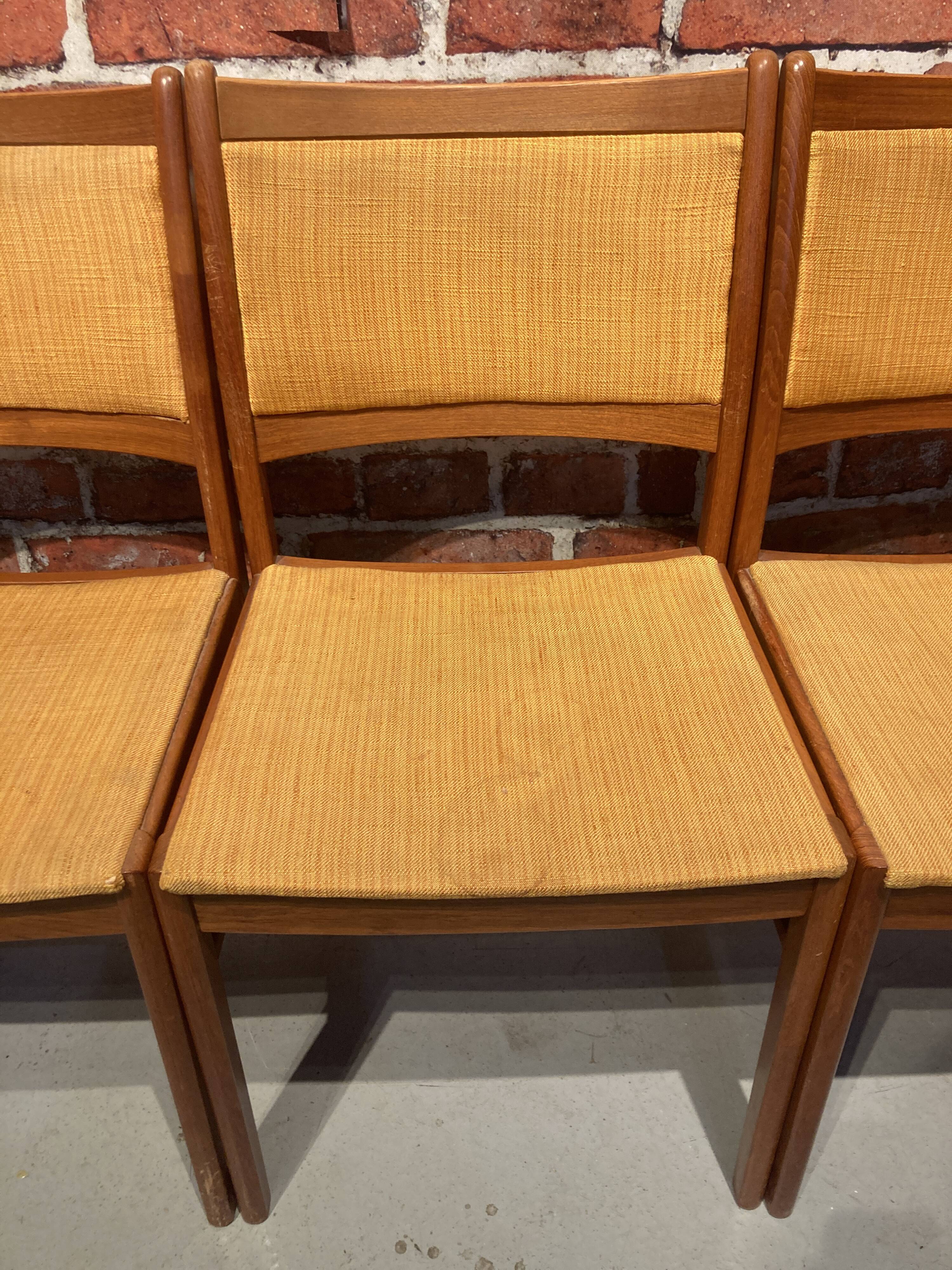 Set of 6 wooden chairs
