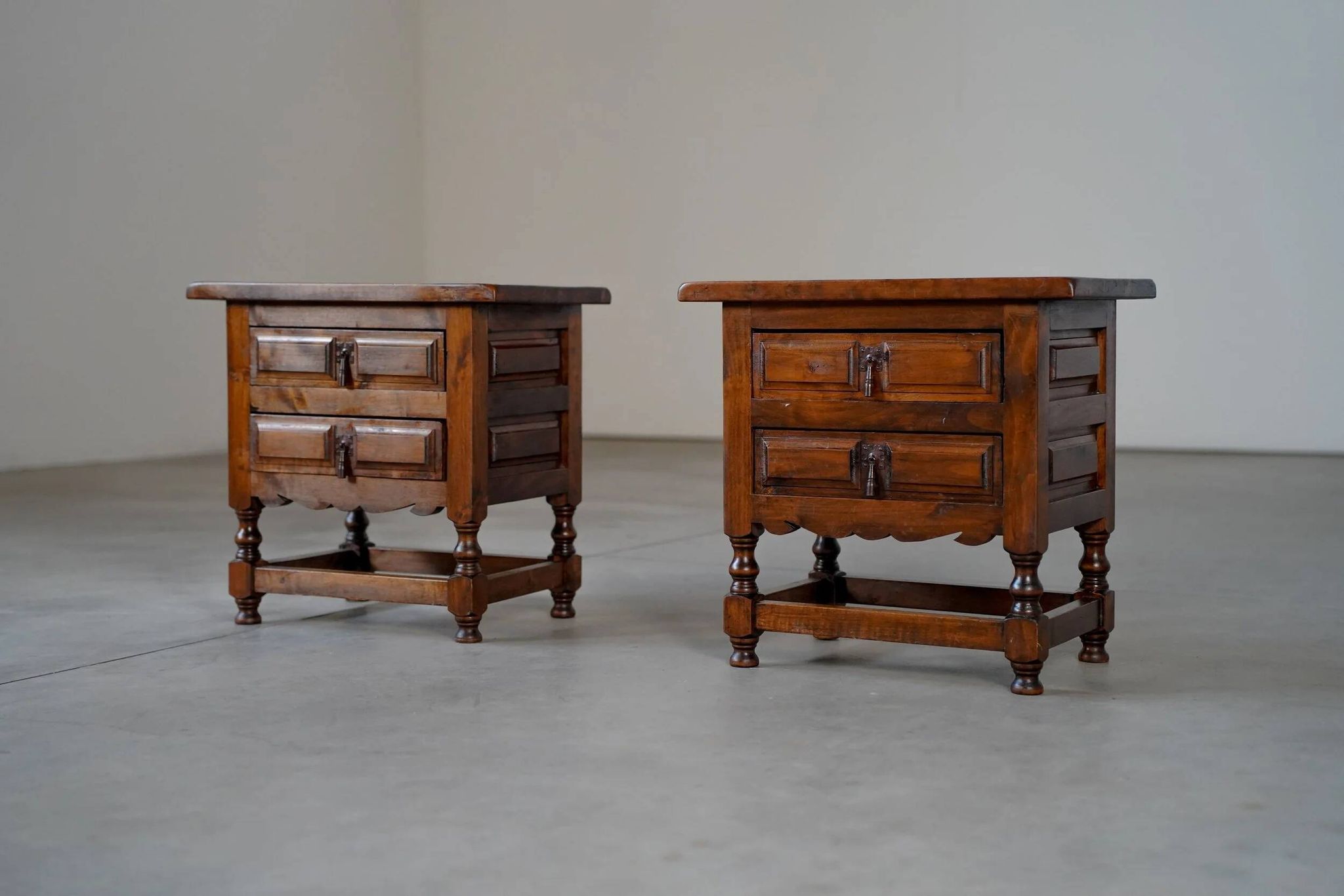 Tables de nuit espagnoles en noyer - Espagne années 1900