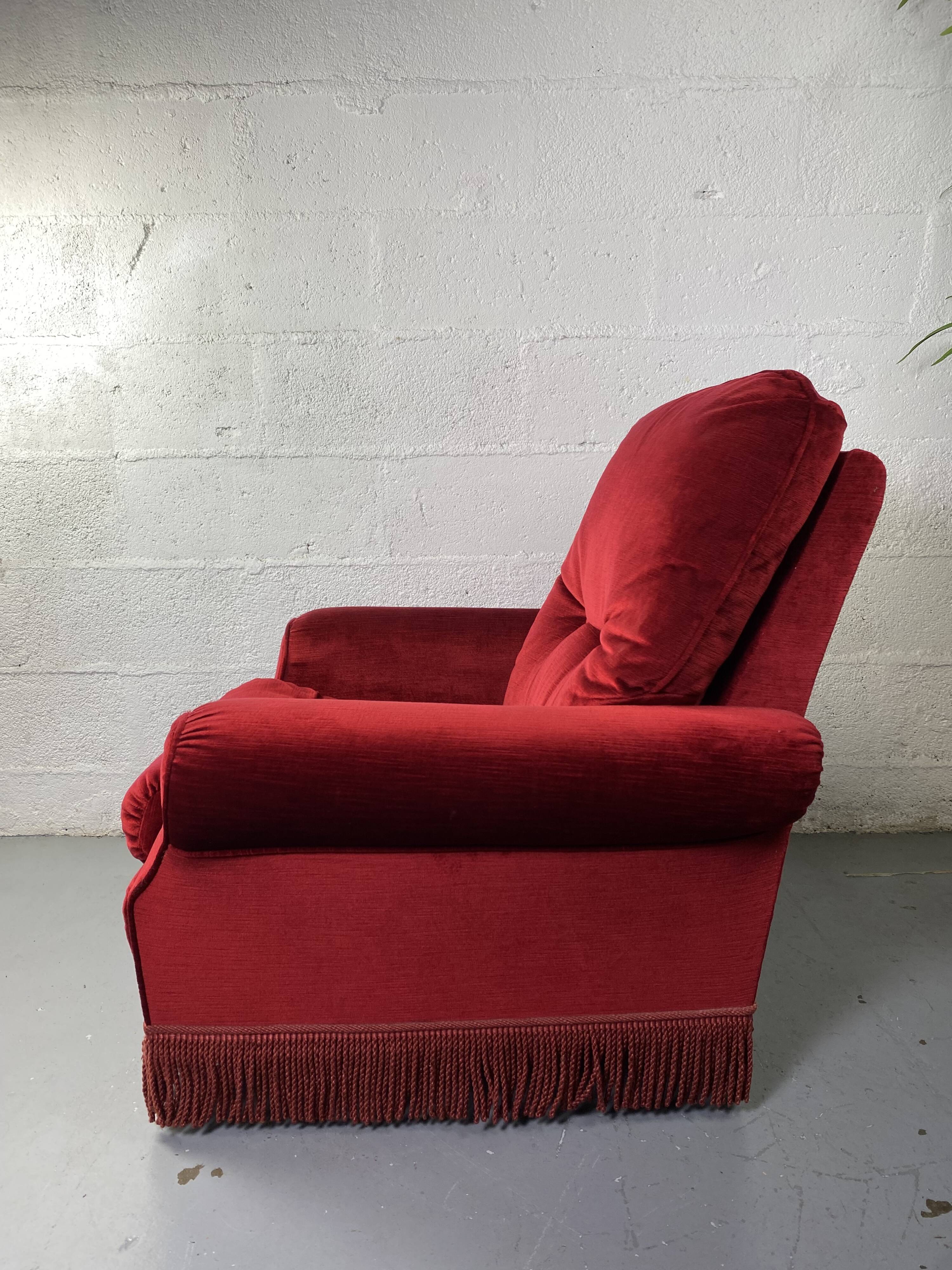 Fauteuil crapaud en velours rouge à franges