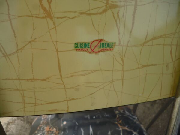 4 chaises en formica et pieds chromé