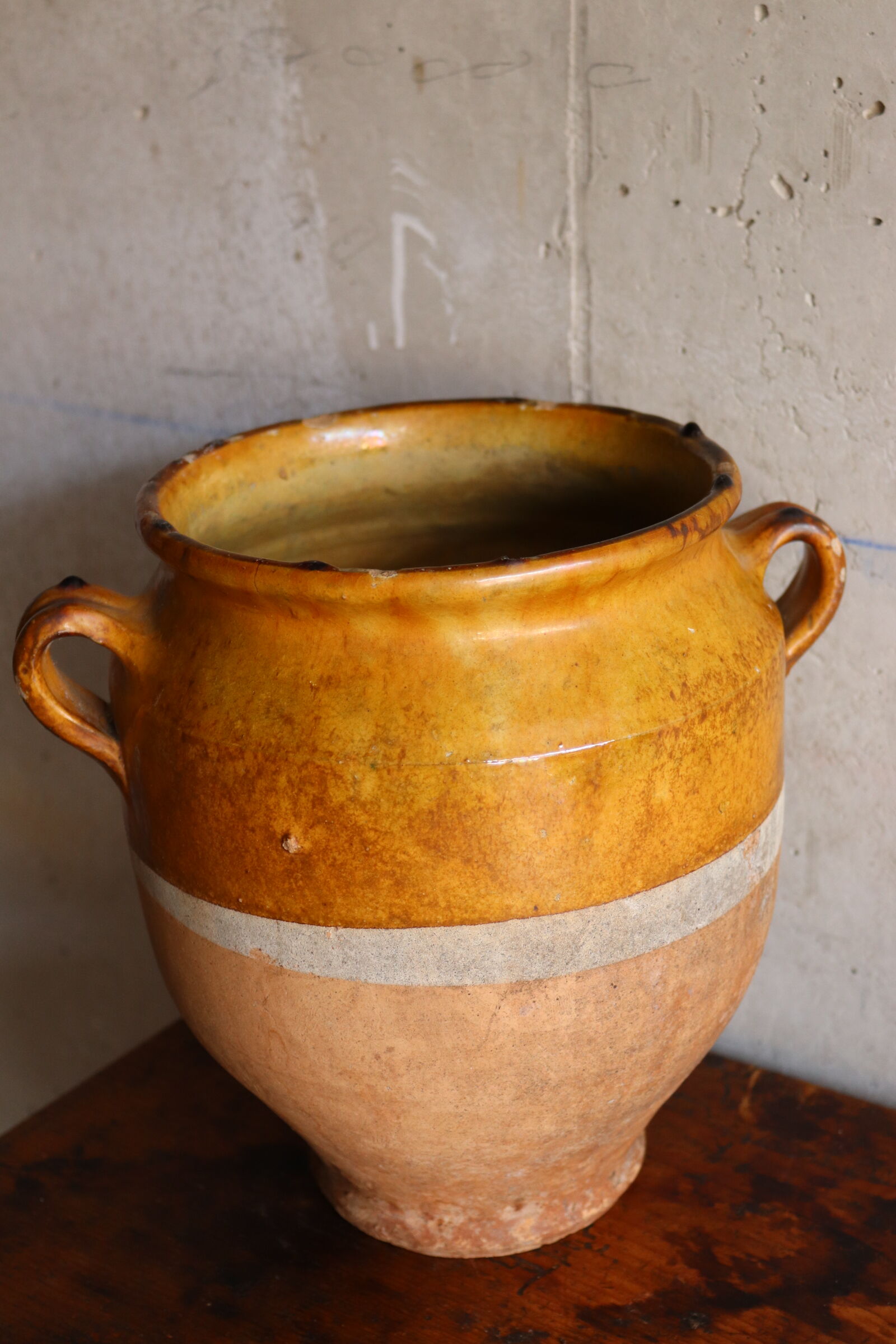 Varnished candied pot yellow