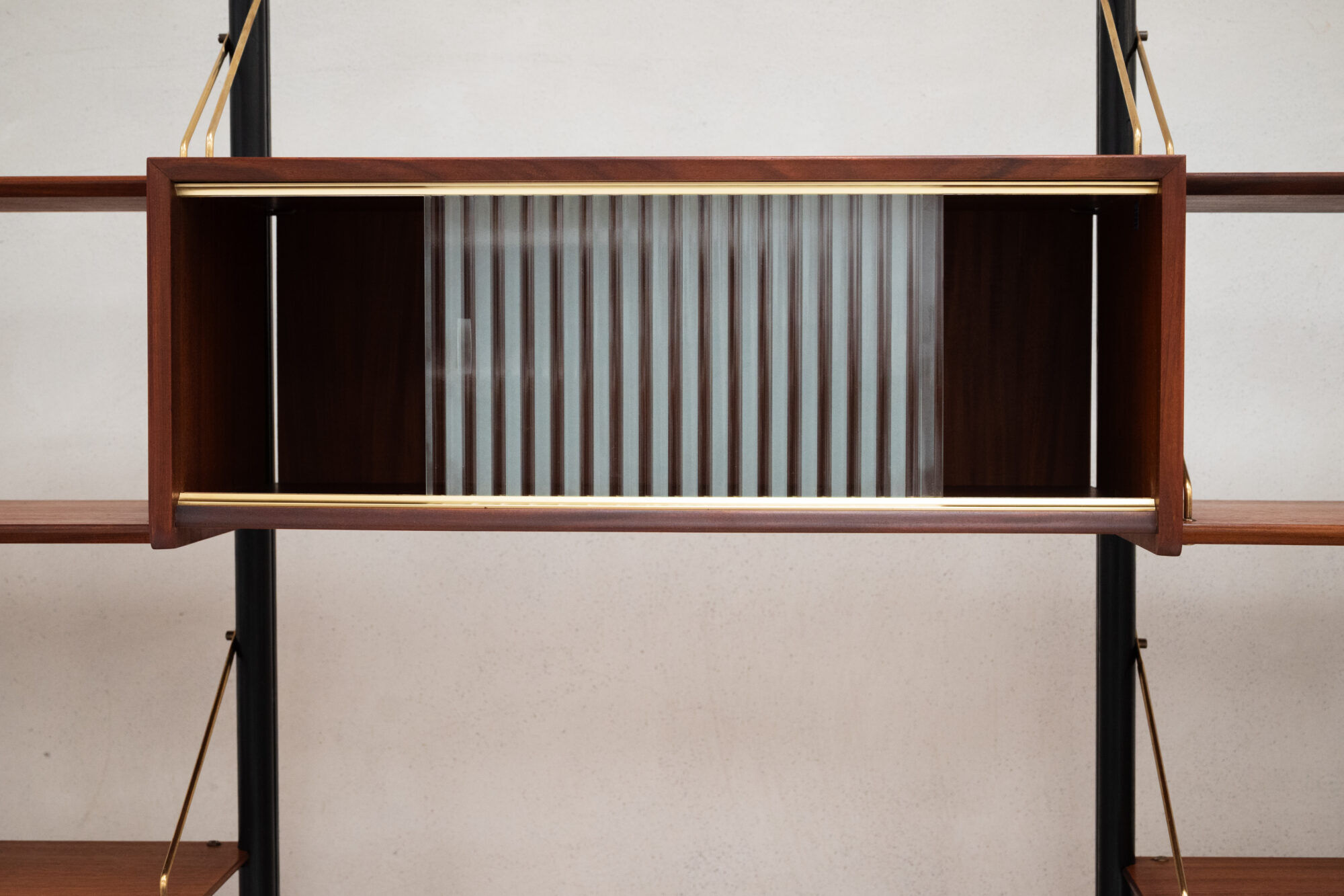 Etagère sur pieds 3-baies par Louis Van Teeffelen