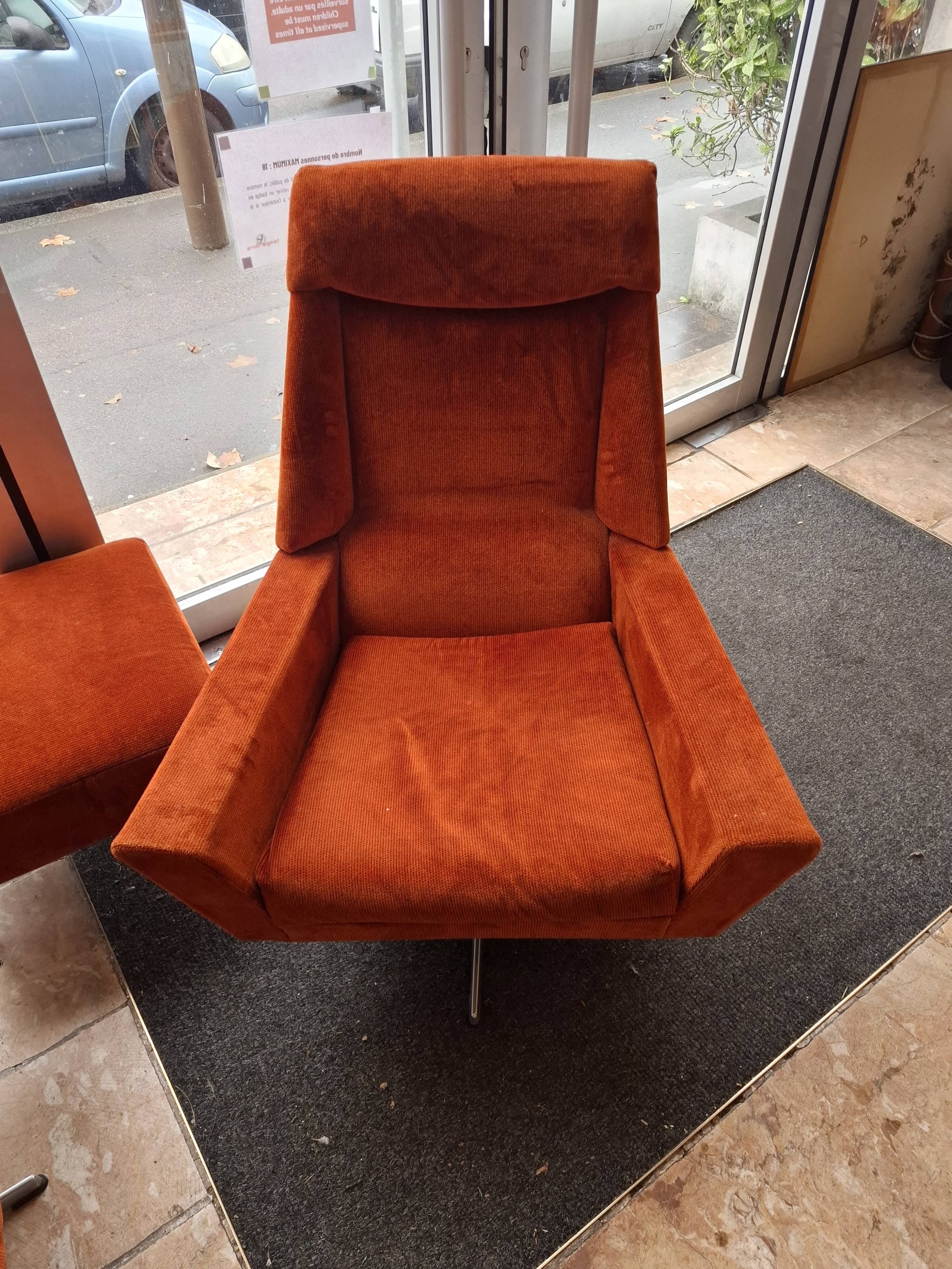 Lot of 2 armchairs and 1 ottoman.