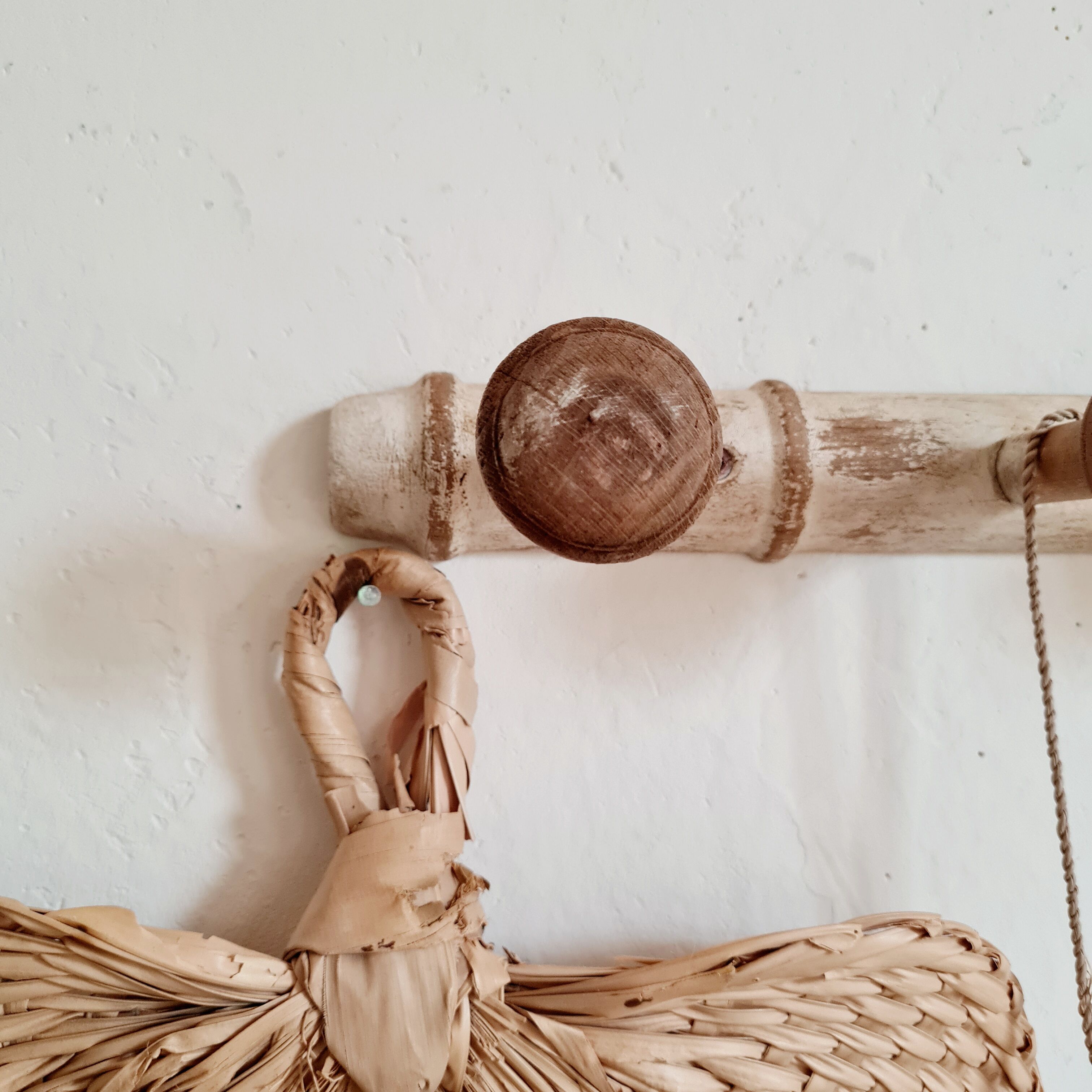 Porte-manteau patère bois et blanc patiné