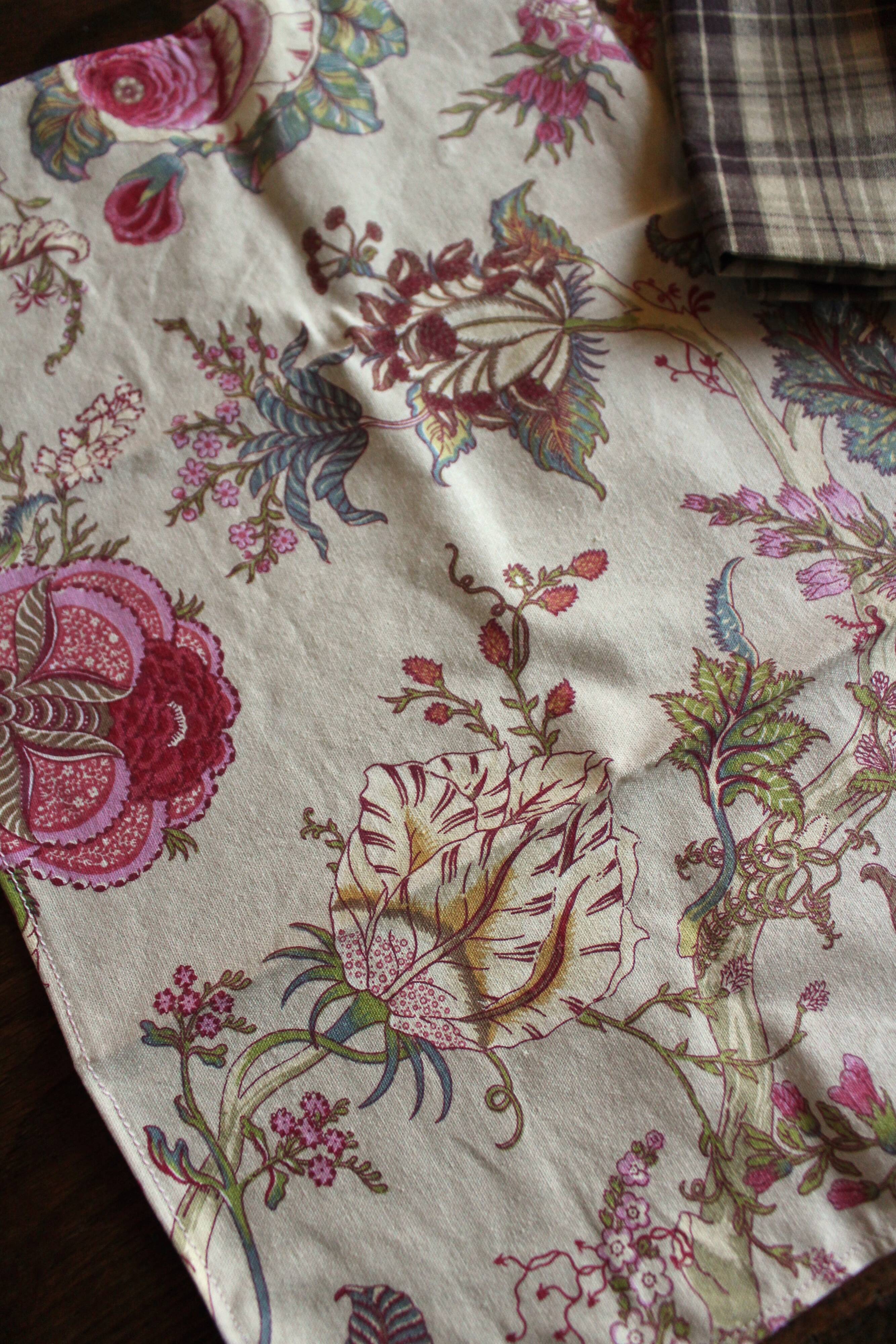 6 brown checkered table napkins with vintage flowers