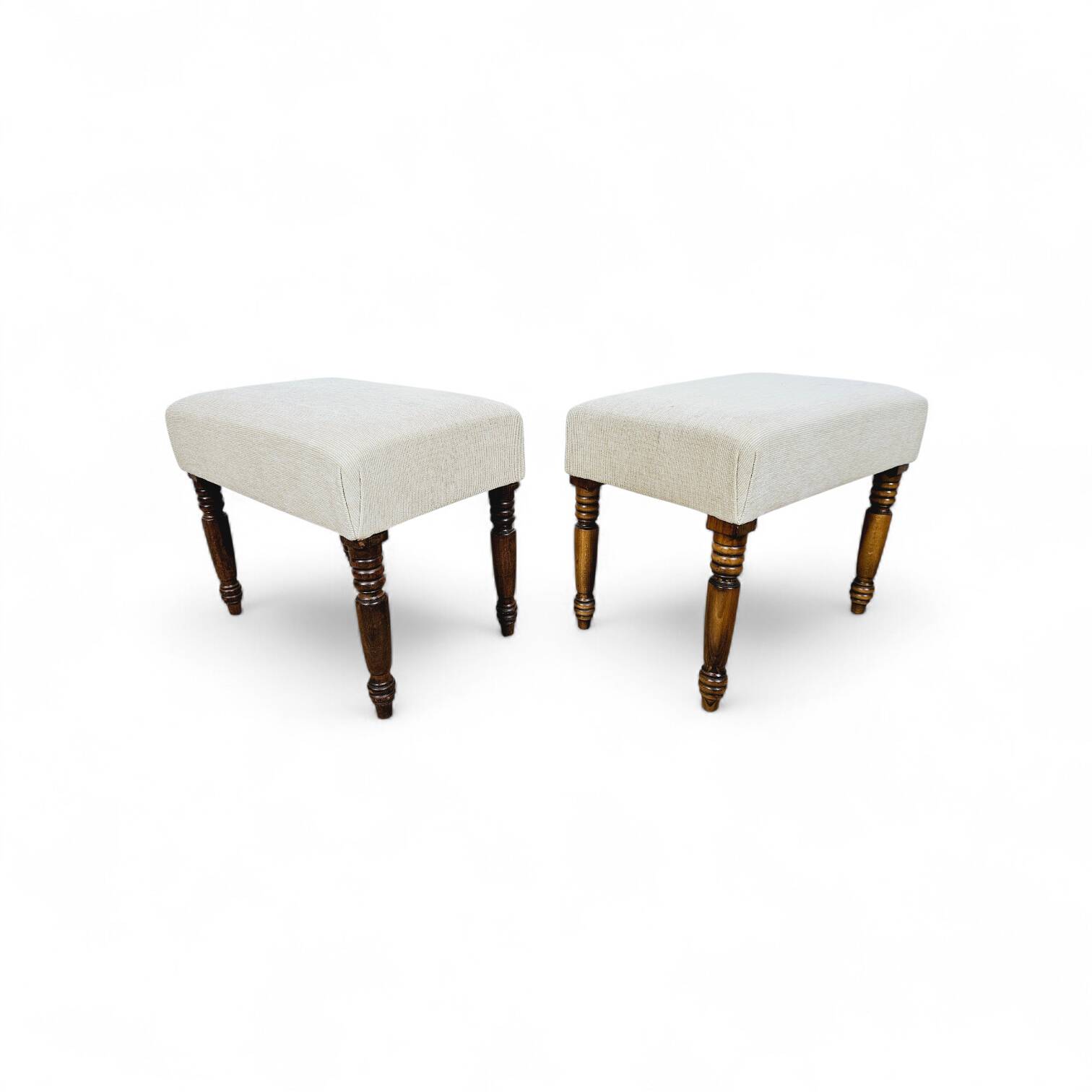 Paire de poufs/stools rembourrés anglais du 19ème siècle.