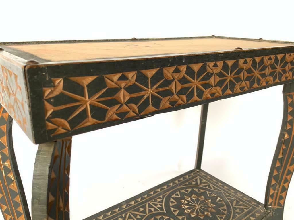 Table marocaine bois sculpte noirci 1950