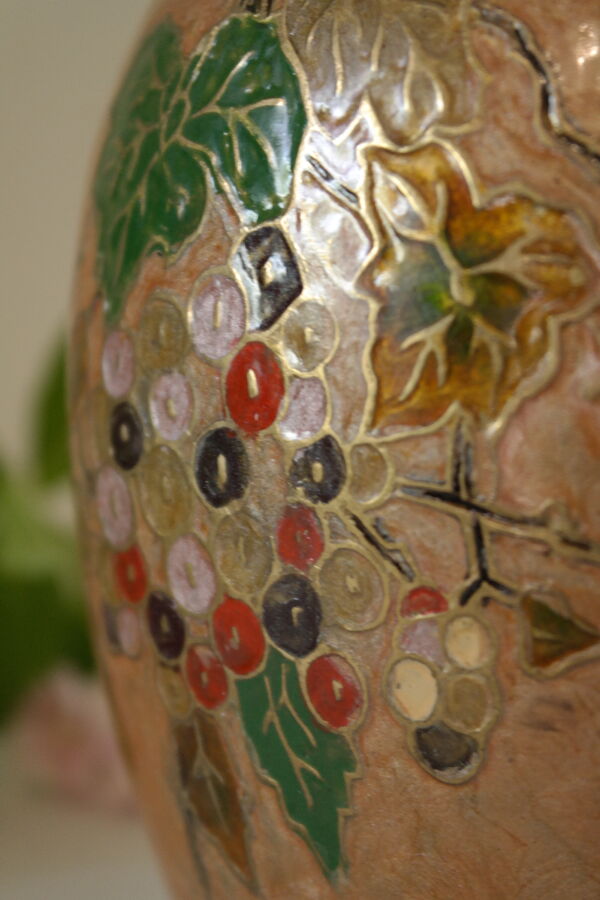 Vase en laiton polychrome émaillé vintage