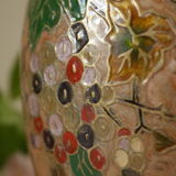 Vase en laiton polychrome émaillé vintage
