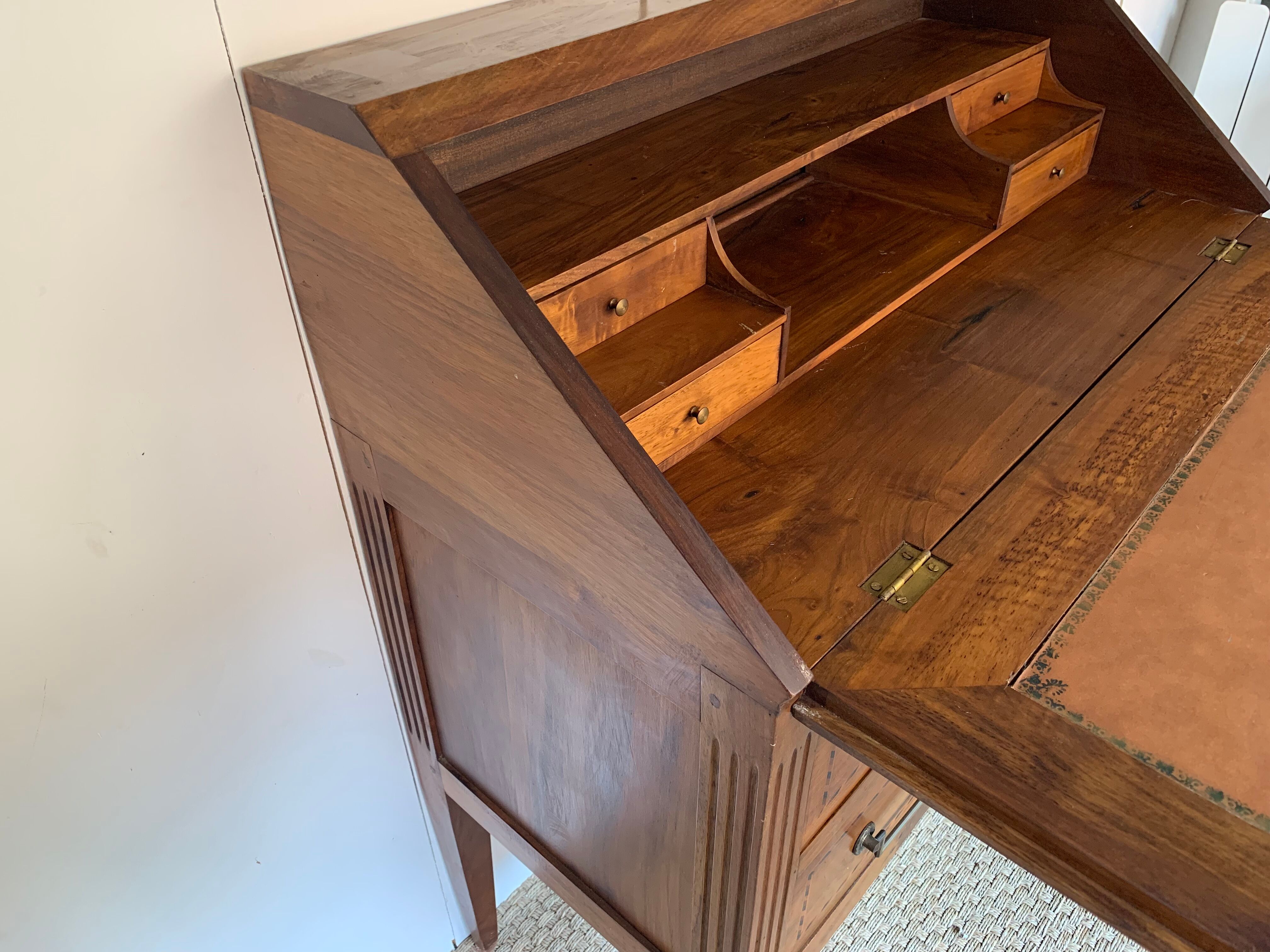 Secretary back d ANE