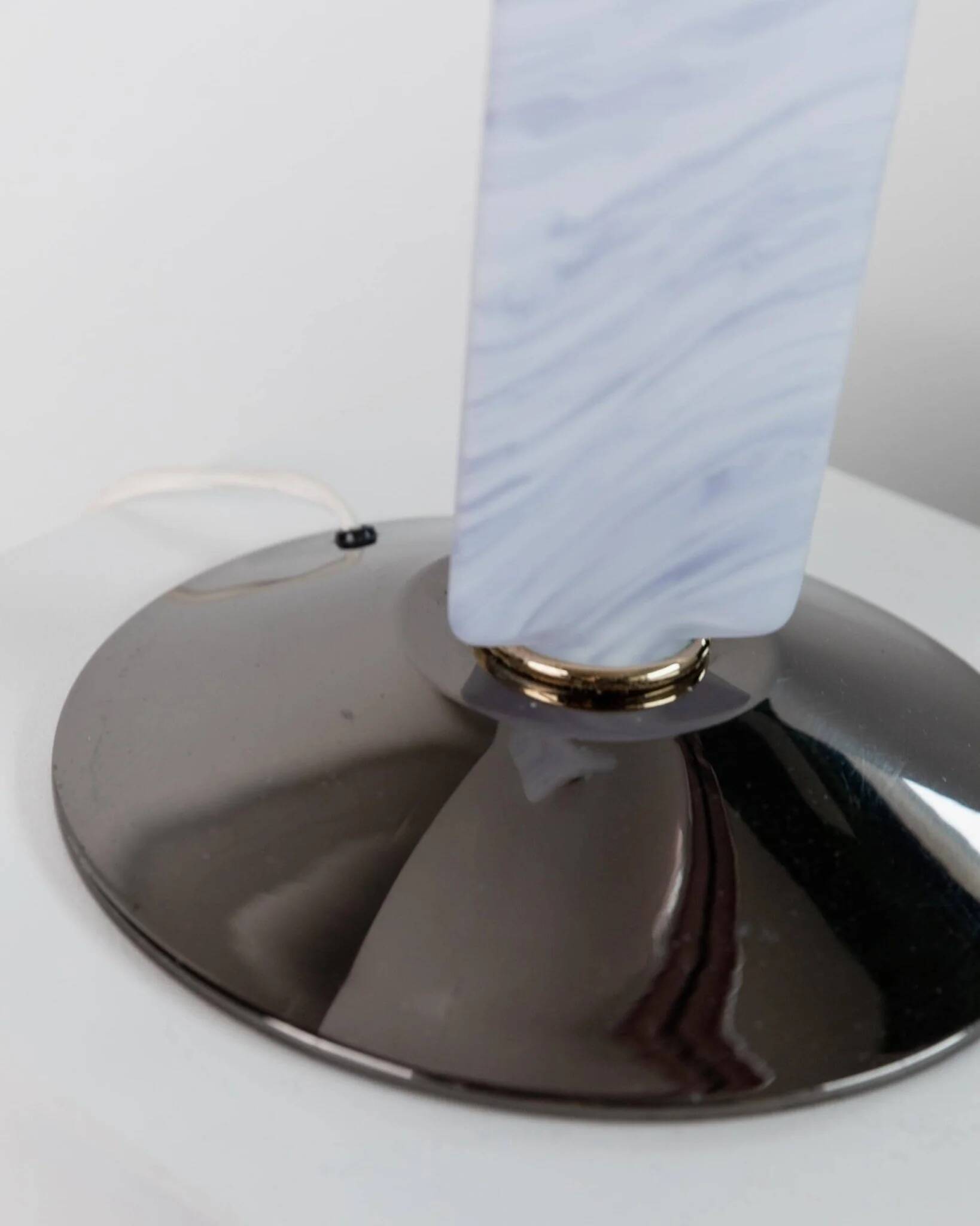 Lampe de table en verre de Murano bleu avec base en métal chrome foncé et abat-jour à rayures de mûre – style Memphis des années 1980, Italie