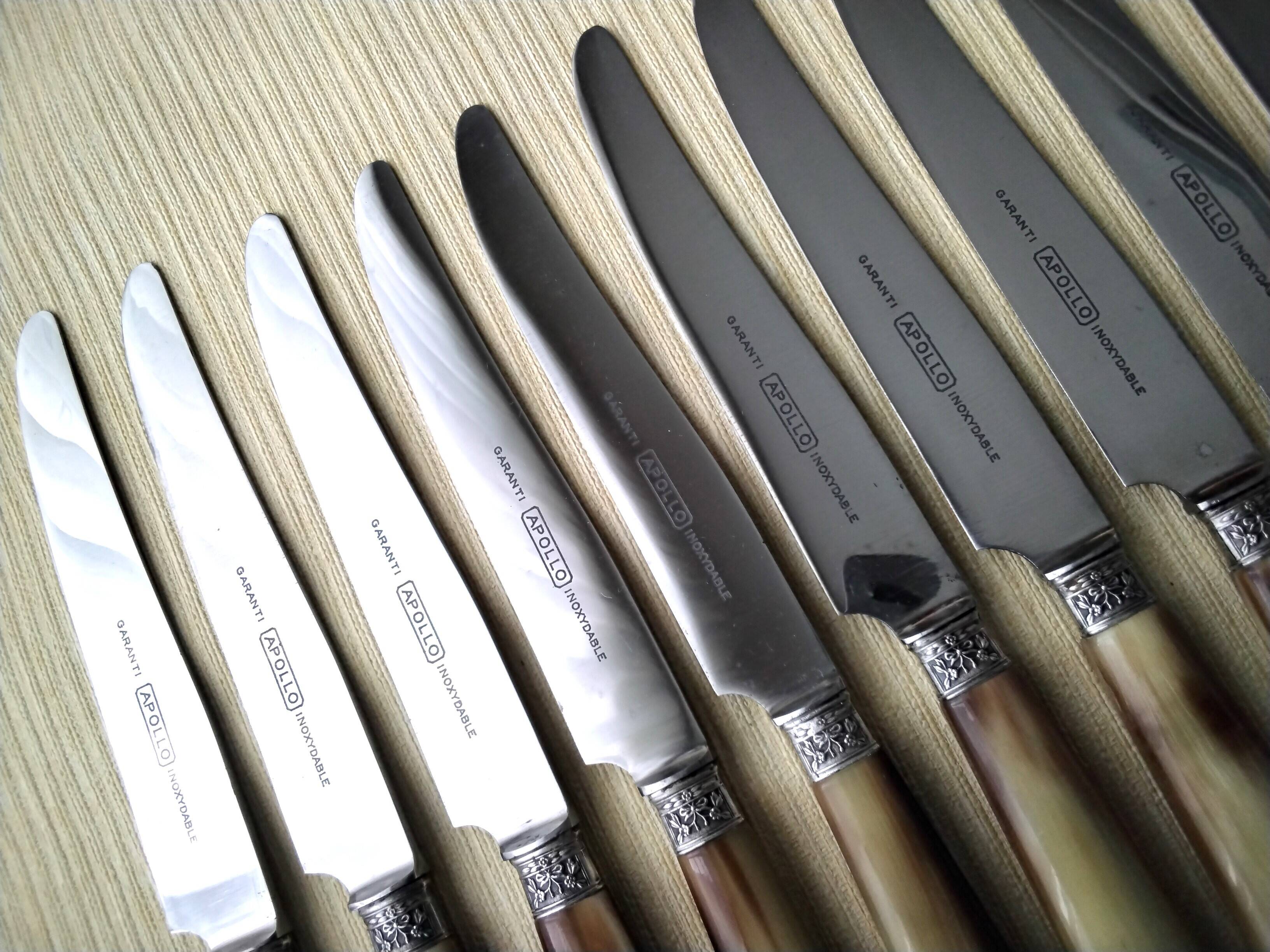 12 Apollo table knives in stainless steel and bovine horn