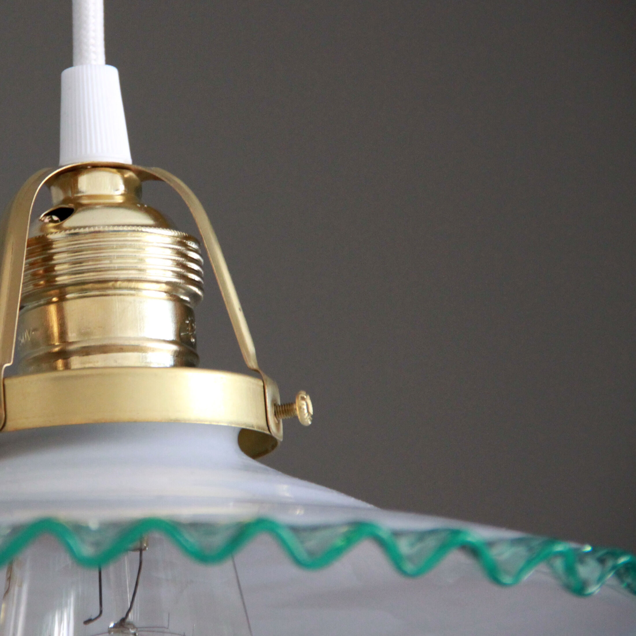 Suspension lampshade opaline flat vintage corrugated green edge