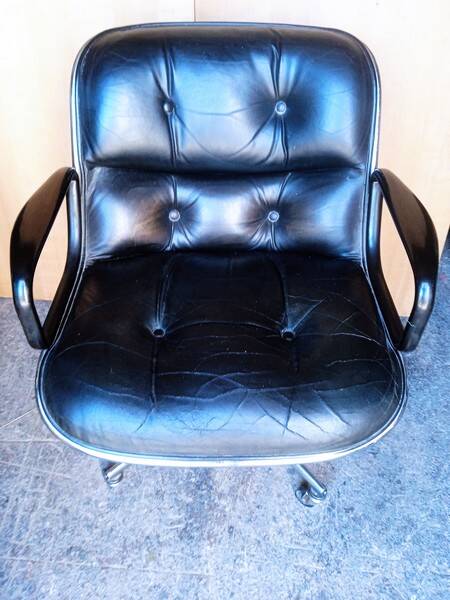 Fauteuil Charles Pollock cuir noir époque 1970
