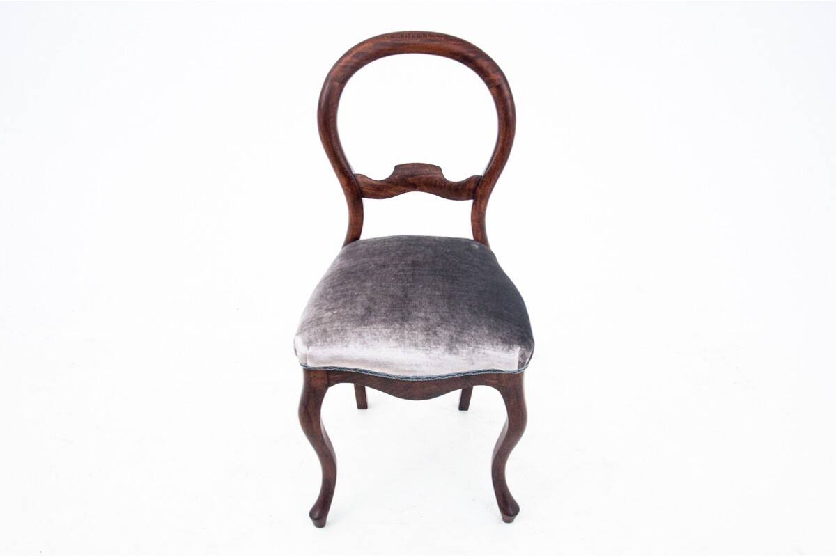 Table et 4 chaises en bois et tissu, Europe du Nord vers 1870