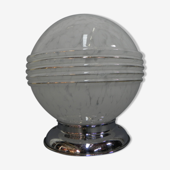Lampe de plafond art déco avec un globe de verre nuageux