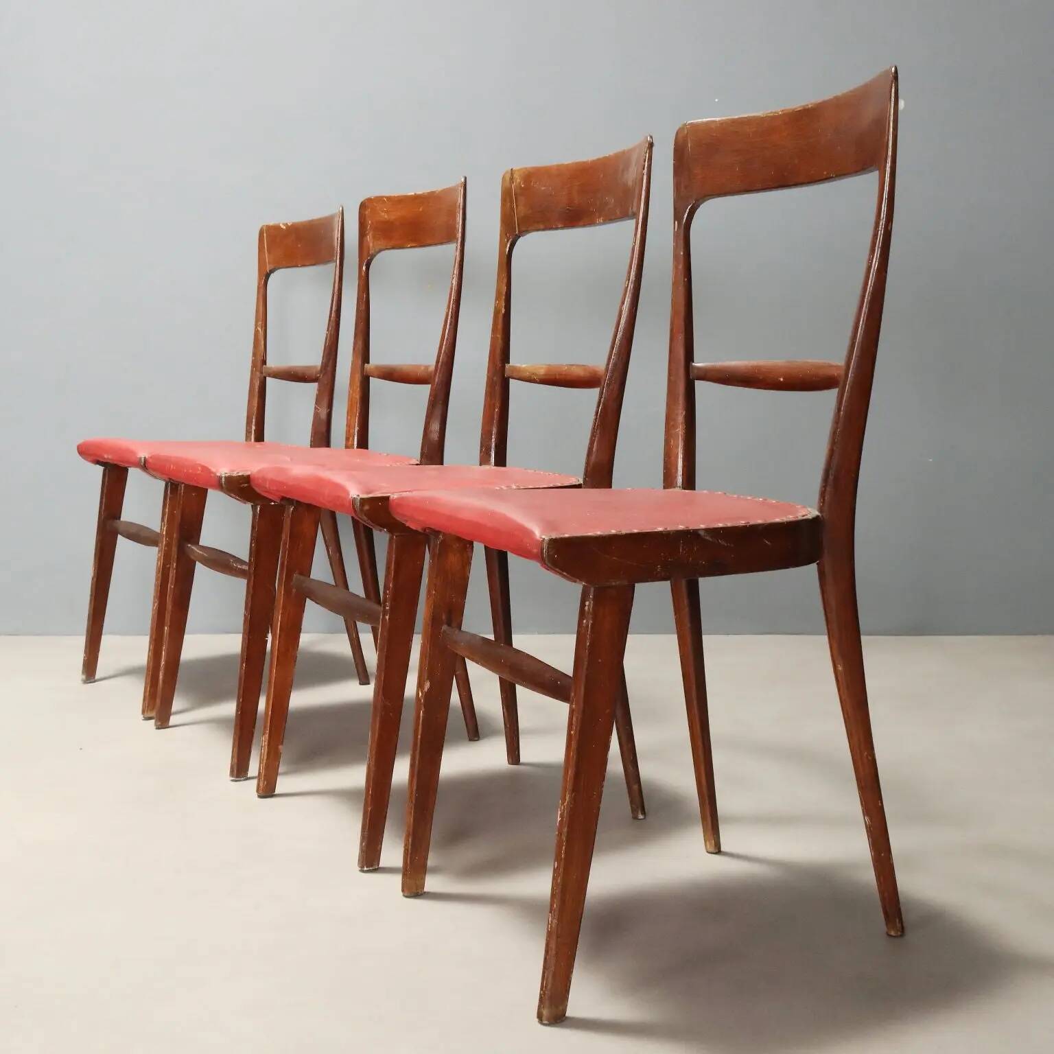 Set of 4 vintage chairs from the 1950s-60s.