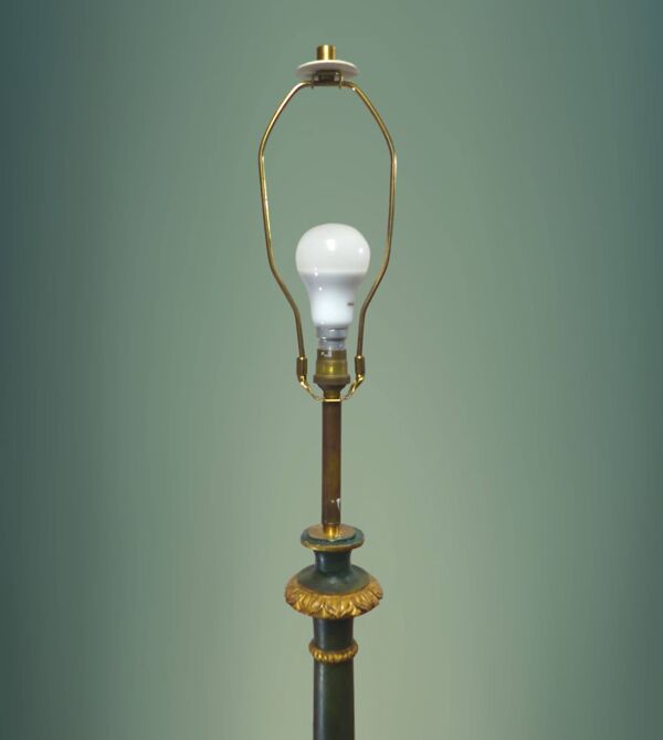 Pied de lampe de parquet en bois sculpté de style étrusque