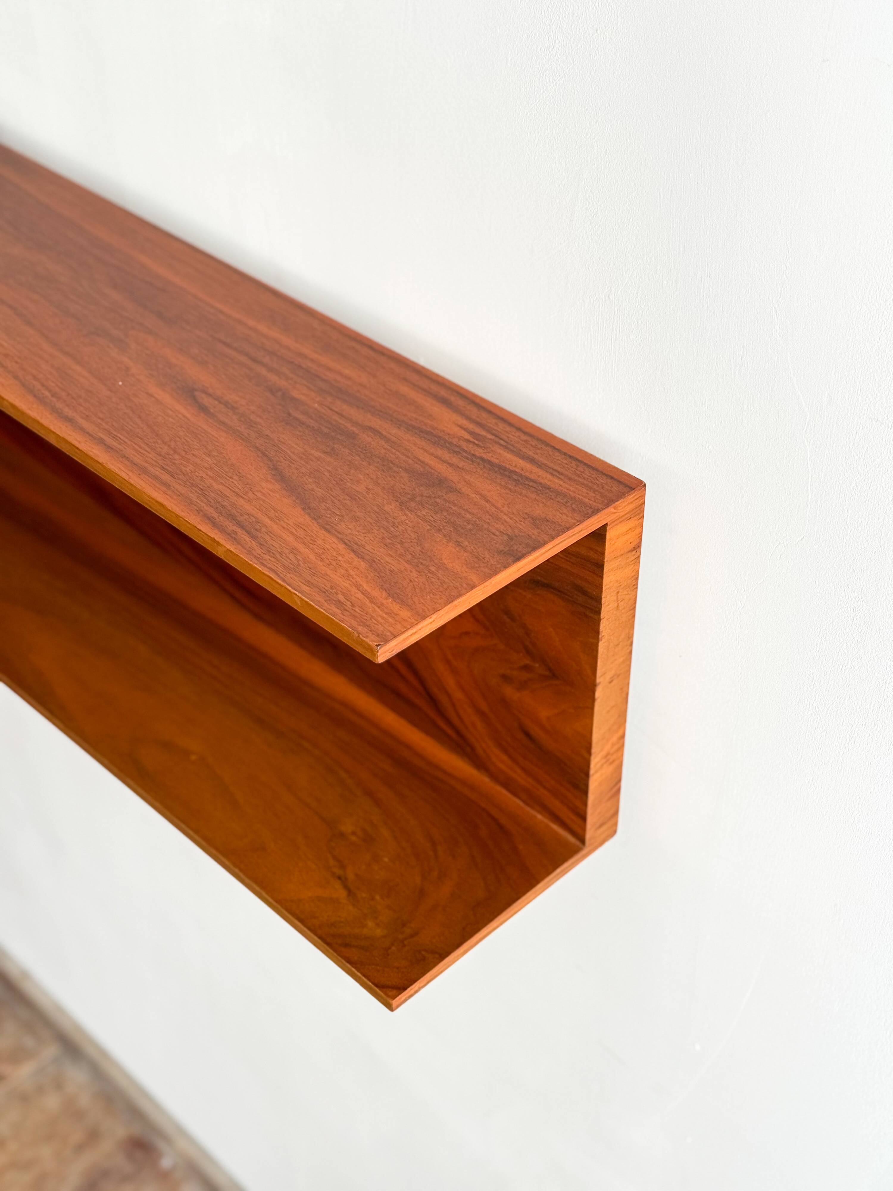 Étagère murale en noyer par Wilhelm Renz pour Walter Wirz, années 1960