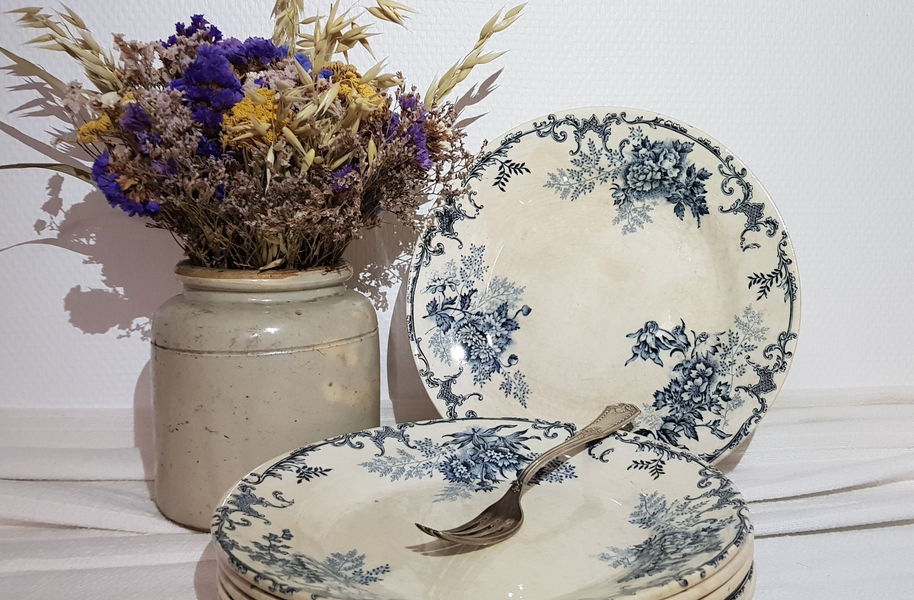 Set of 6 flat earthenware plates from Choisy le Roi model Floreal, iron earth.