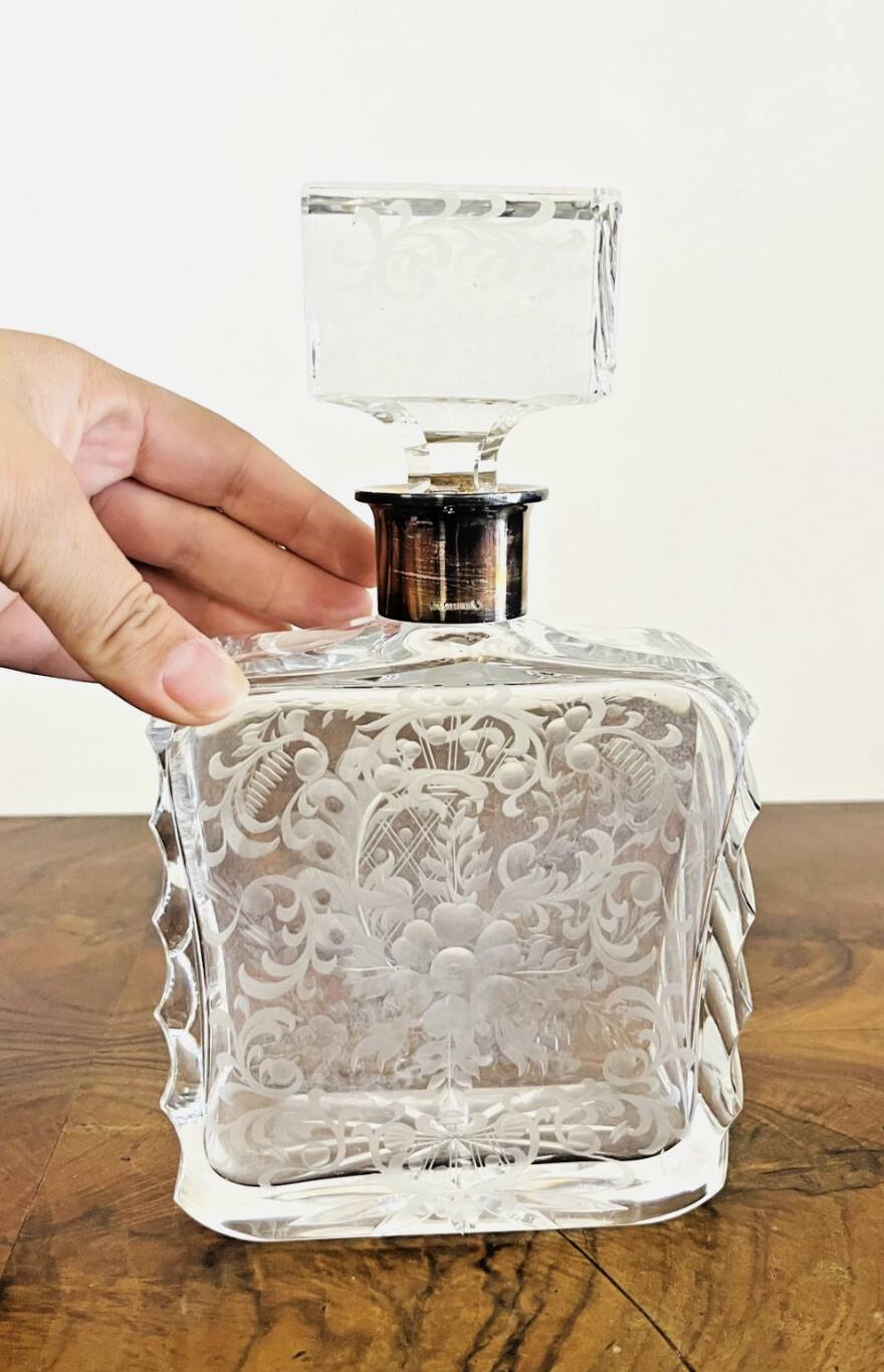 Crystal and 925 silver whisky decanter – Engraved floral decoration