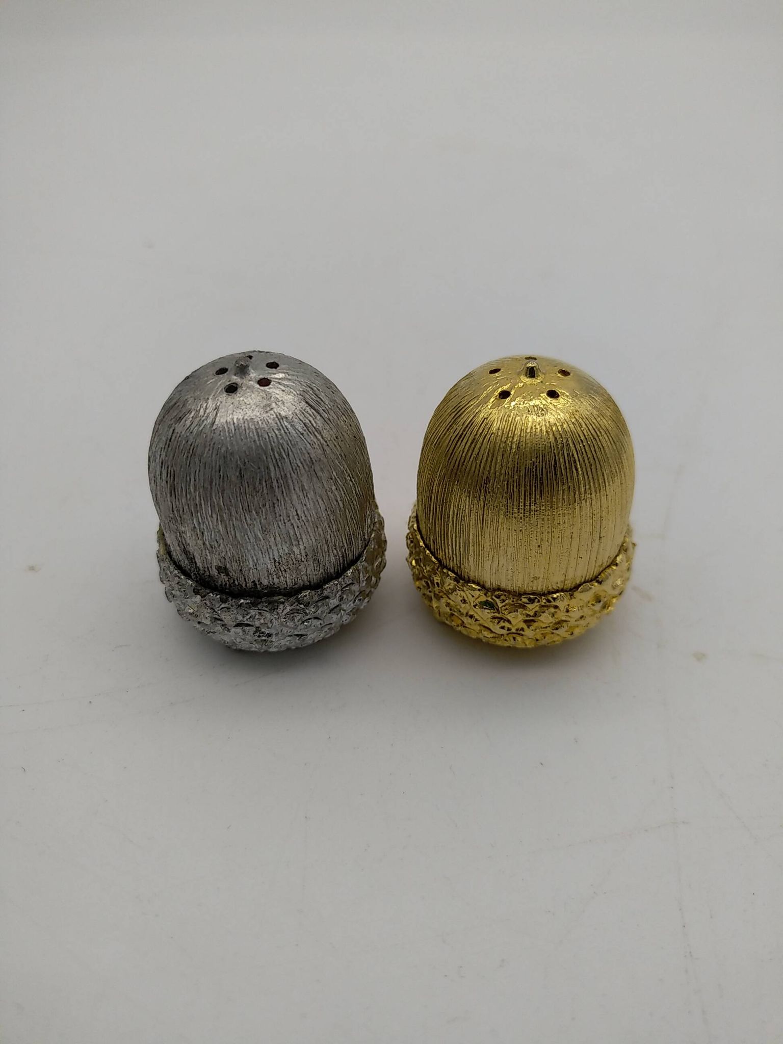 Salt and pepper shaker in silver and gold metal. Mirella. Circa 1960/70.