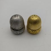 Salt and pepper shaker in silver and gold metal. Mirella. Circa 1960/70.