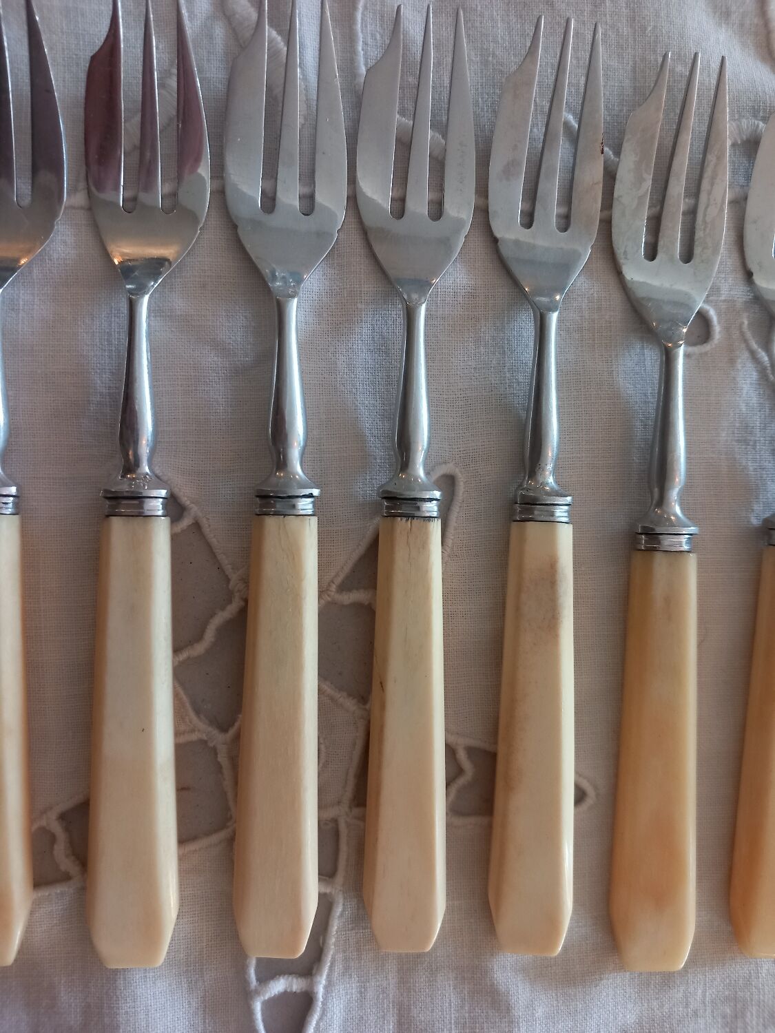10 dessert forks .old