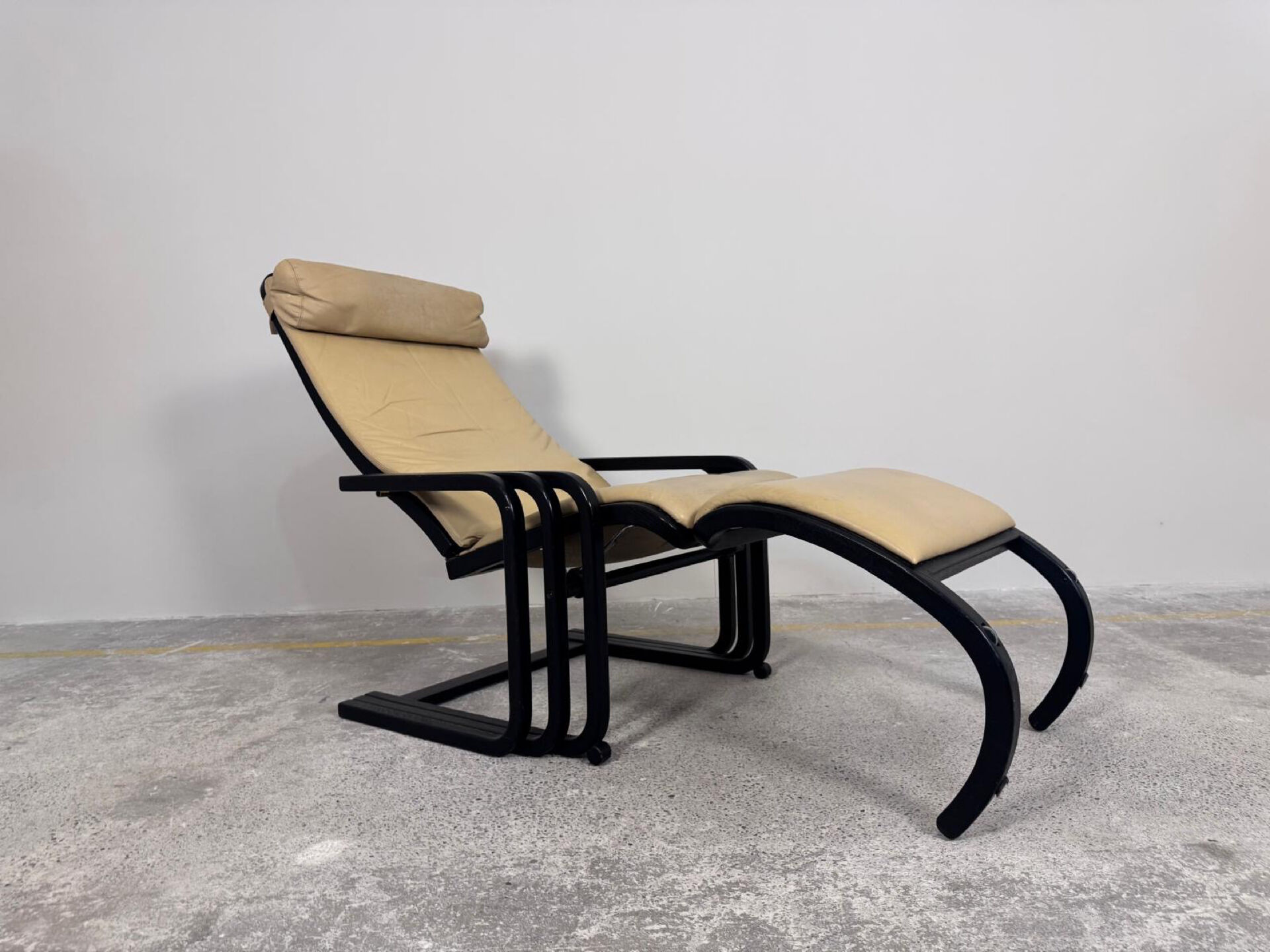 Rocking-chair viennois en bois courbé, cuir et cannage