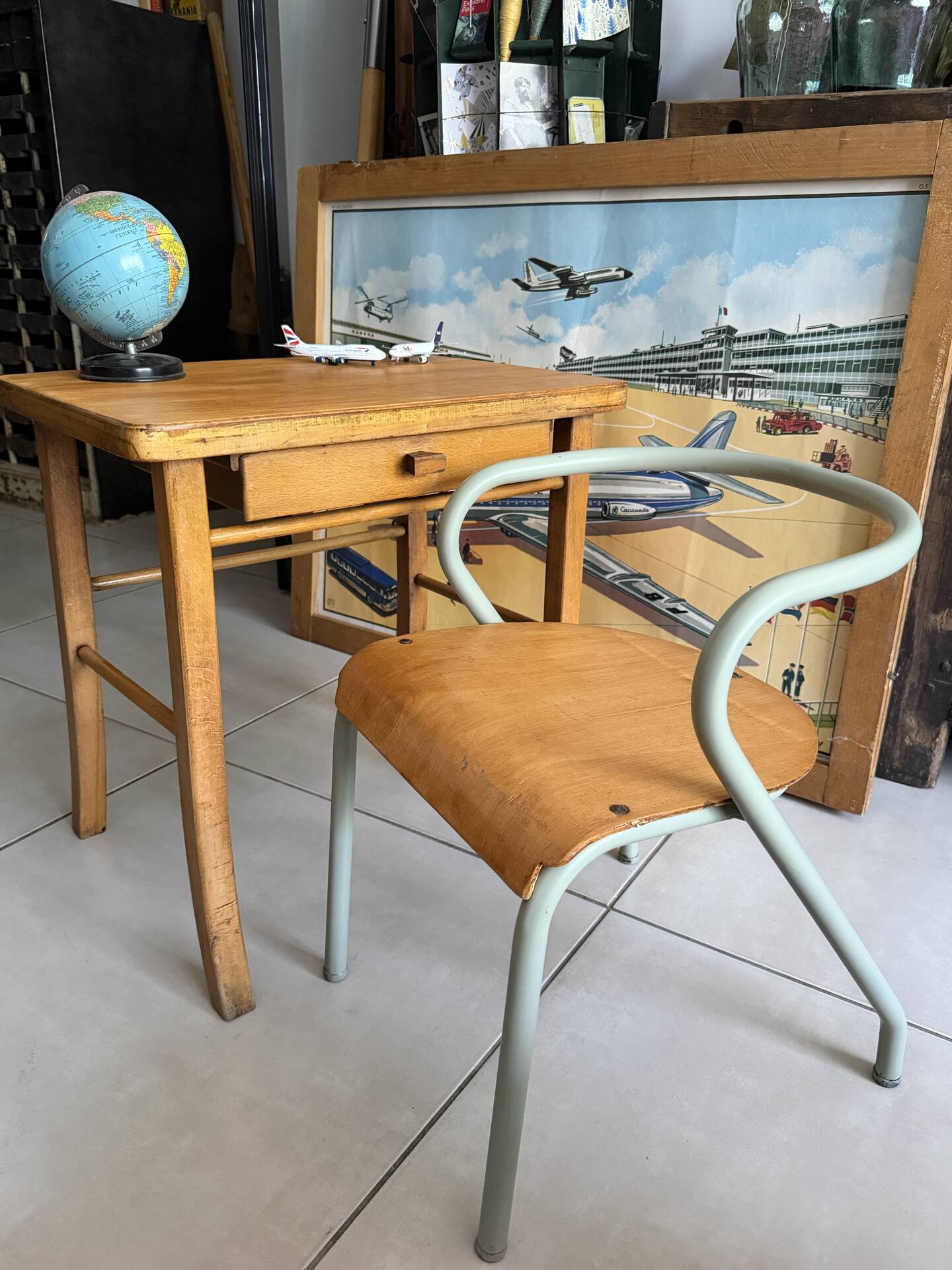 Bureau enfant Baumann en bois et chaise Hitier vintage